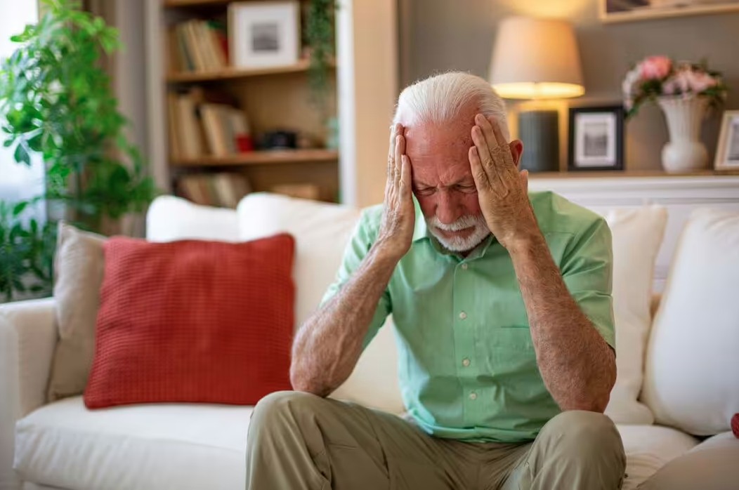 Thấy dấu hiệu n&agrave;y ở mắt, cẩn thận kẻo đột quỵ đang "g&otilde; cửa" - Ảnh 3.