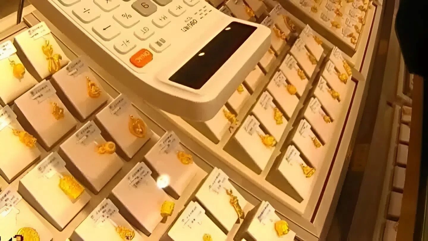 Thấy cụ ông bế cháu nhỏ, cầm gần 1 tỷ đồng mua vàng không hỏi giá, nhân viên trì hoãn giao dịch: Cảnh sát lập tức có mặt điều tra - Ảnh 3.