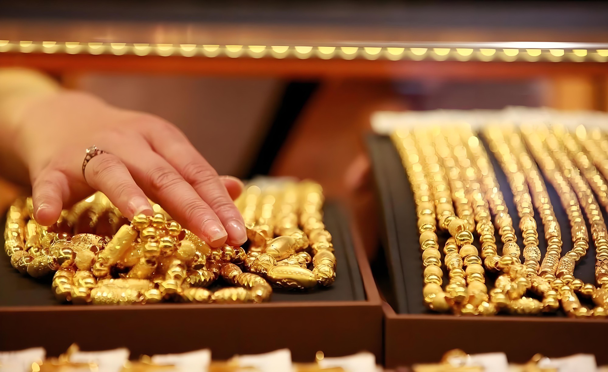 Đừng thử v&agrave;ng bằng lửa, 3 c&aacute;ch ph&acirc;n biệt v&agrave;ng thật giả đến học sinh cấp 2 cũng l&agrave;m được- Ảnh 1.