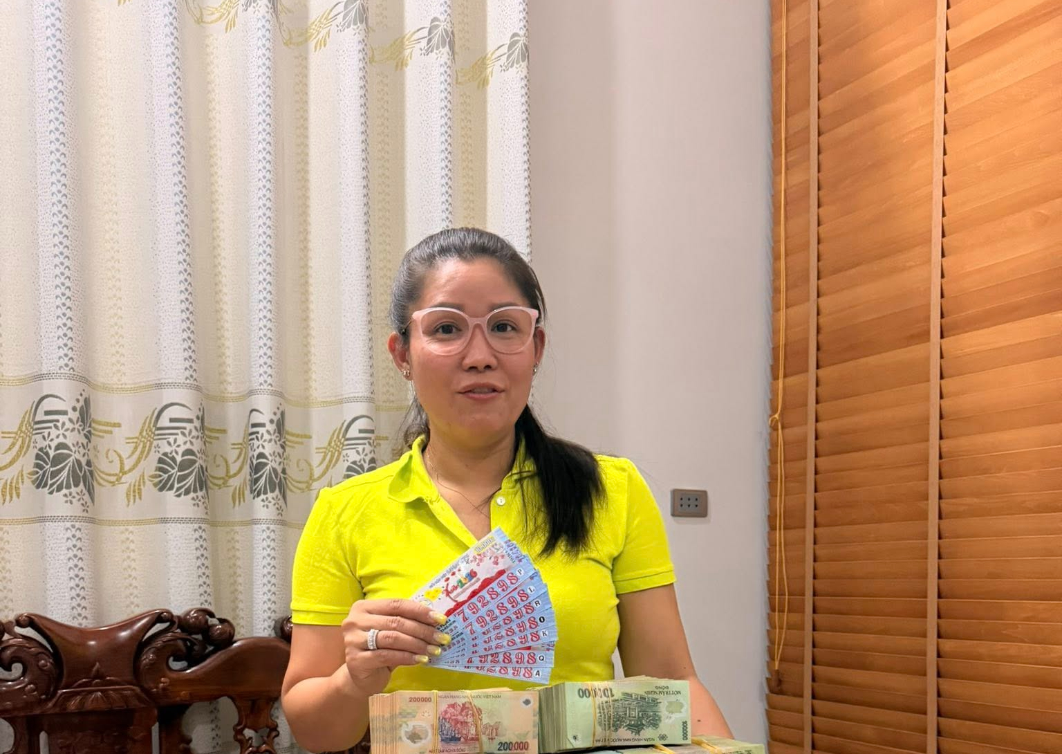 Người phụ nữ gây sốt đổi 46 vé trúng độc đắc Xổ số miền Nam trong 3 ngày - Ảnh 2. Người phụ nữ gây sốt đổi 46 vé trúng độc đắc Xổ số miền Nam trong 3 ngày - Ảnh 2.