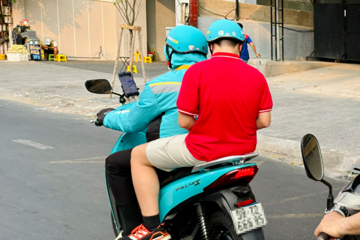 Gắn điện thọai xem bản đồ khi l&aacute;i xe c&oacute; bị phạt Theo quy định 2024 kh&ocirc;ng? - Ảnh 1.