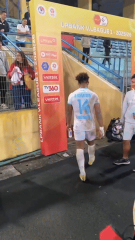 Xu&acirc;n Son tức giận n&eacute;m chai nước - Ảnh 1.