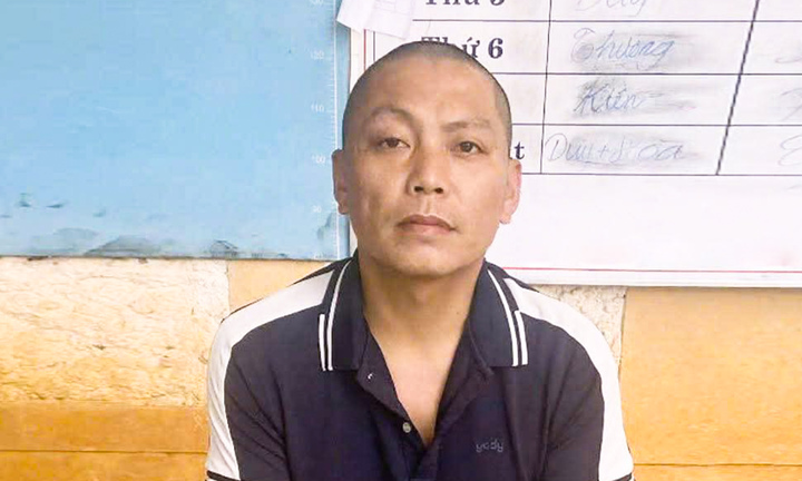 Tạm giữ kẻ h&agrave;nh hung t&agrave;i xế xe kh&aacute;ch ở Sơn La v&igrave; m&acirc;u thuẫn dừng đỗ xe - Ảnh 1.