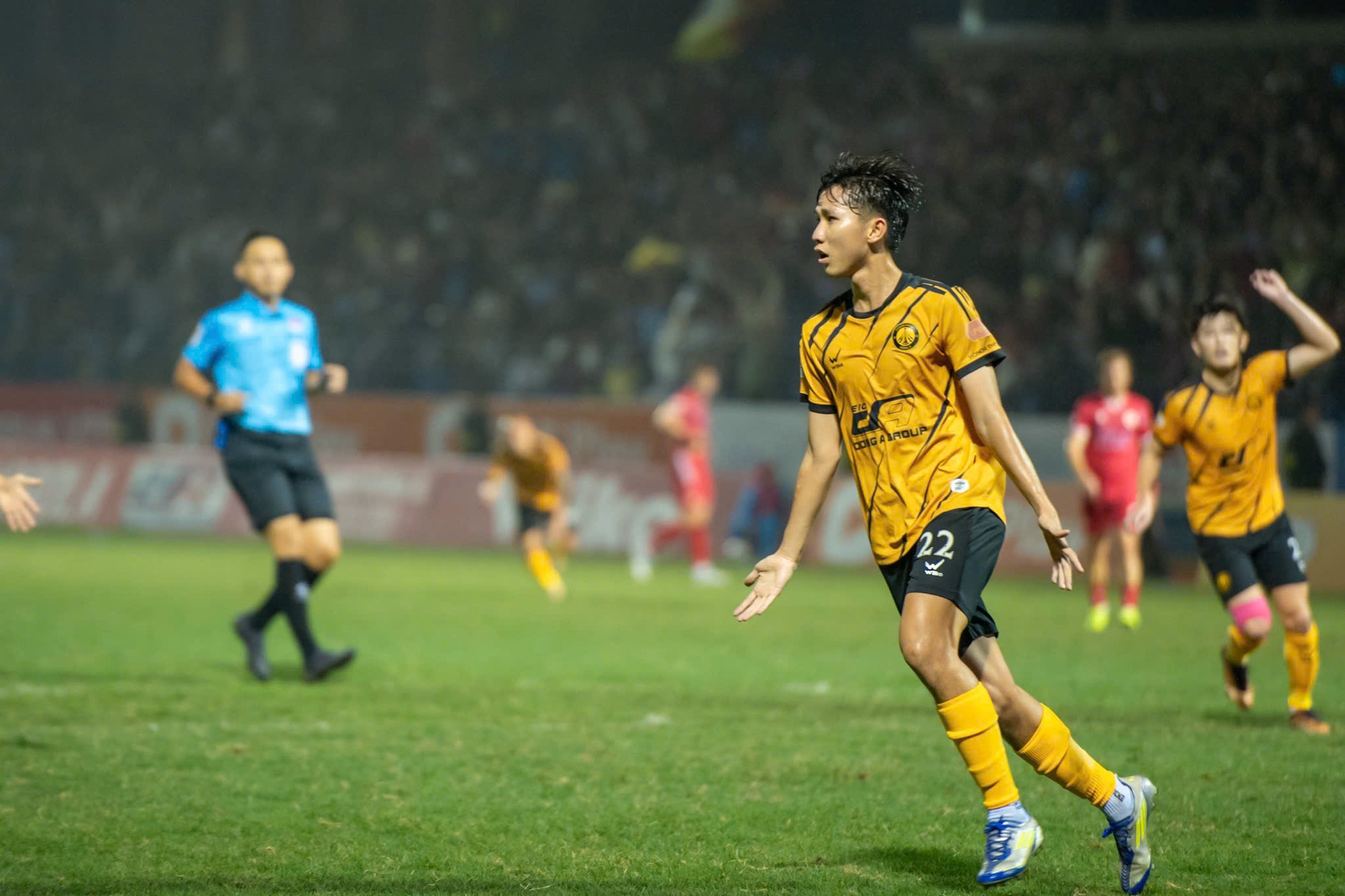 Hy hữu tại V.League: V&igrave; sao thủ m&ocirc;n CLB Thanh Ho&aacute; phải l&ecirc;n đ&aacute; tiền đạo? - Ảnh 4.