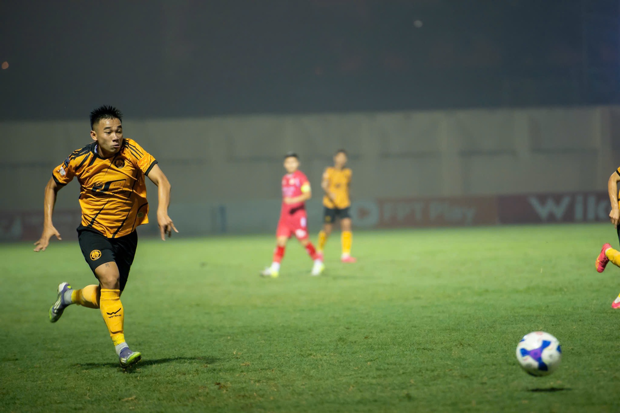 Hy hữu tại V.League: V&igrave; sao thủ m&ocirc;n CLB Thanh Ho&aacute; phải l&ecirc;n đ&aacute; tiền đạo? - Ảnh 5.