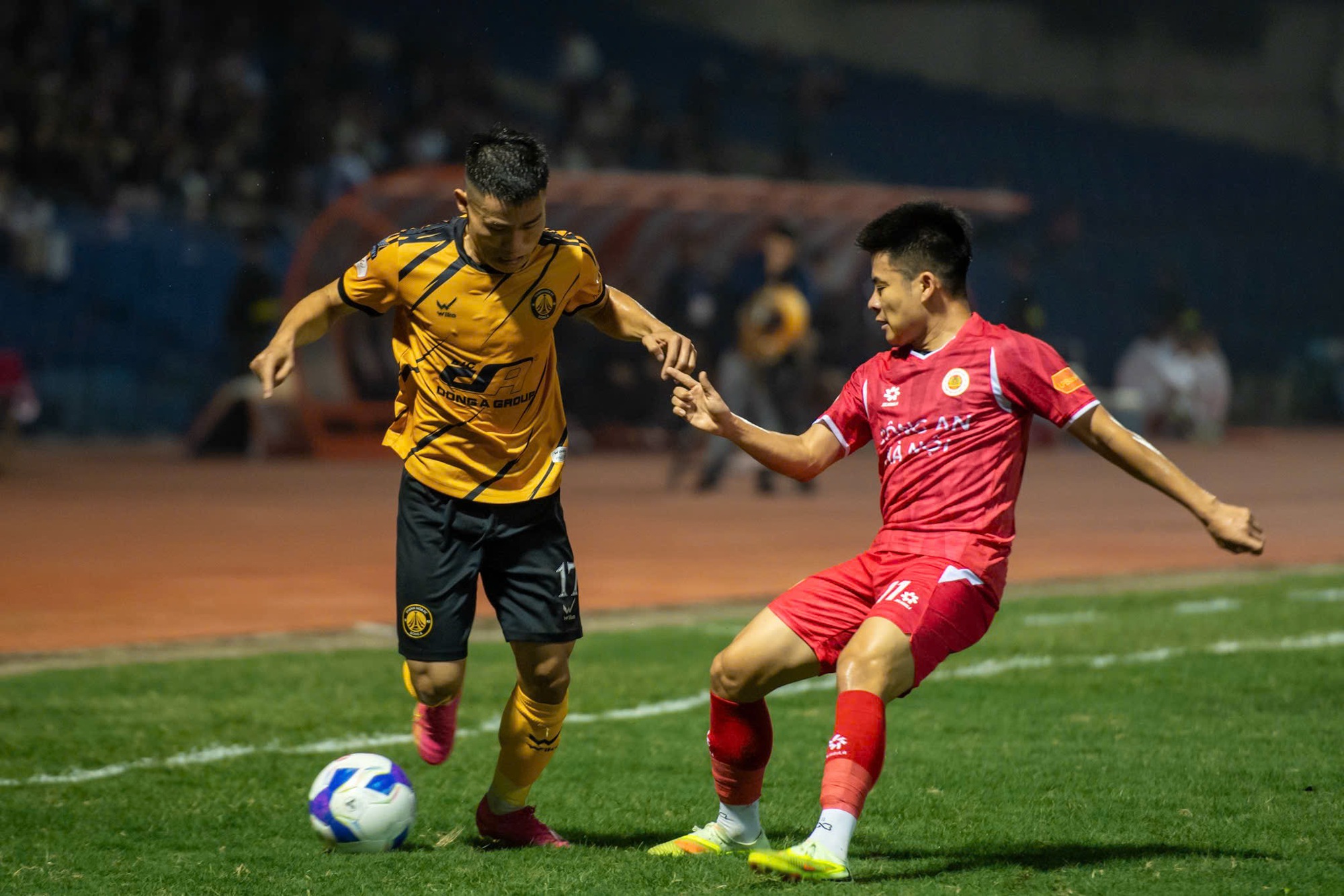 Hy hữu tại V.League: V&igrave; sao thủ m&ocirc;n CLB Thanh Ho&aacute; phải l&ecirc;n đ&aacute; tiền đạo? - Ảnh 3.