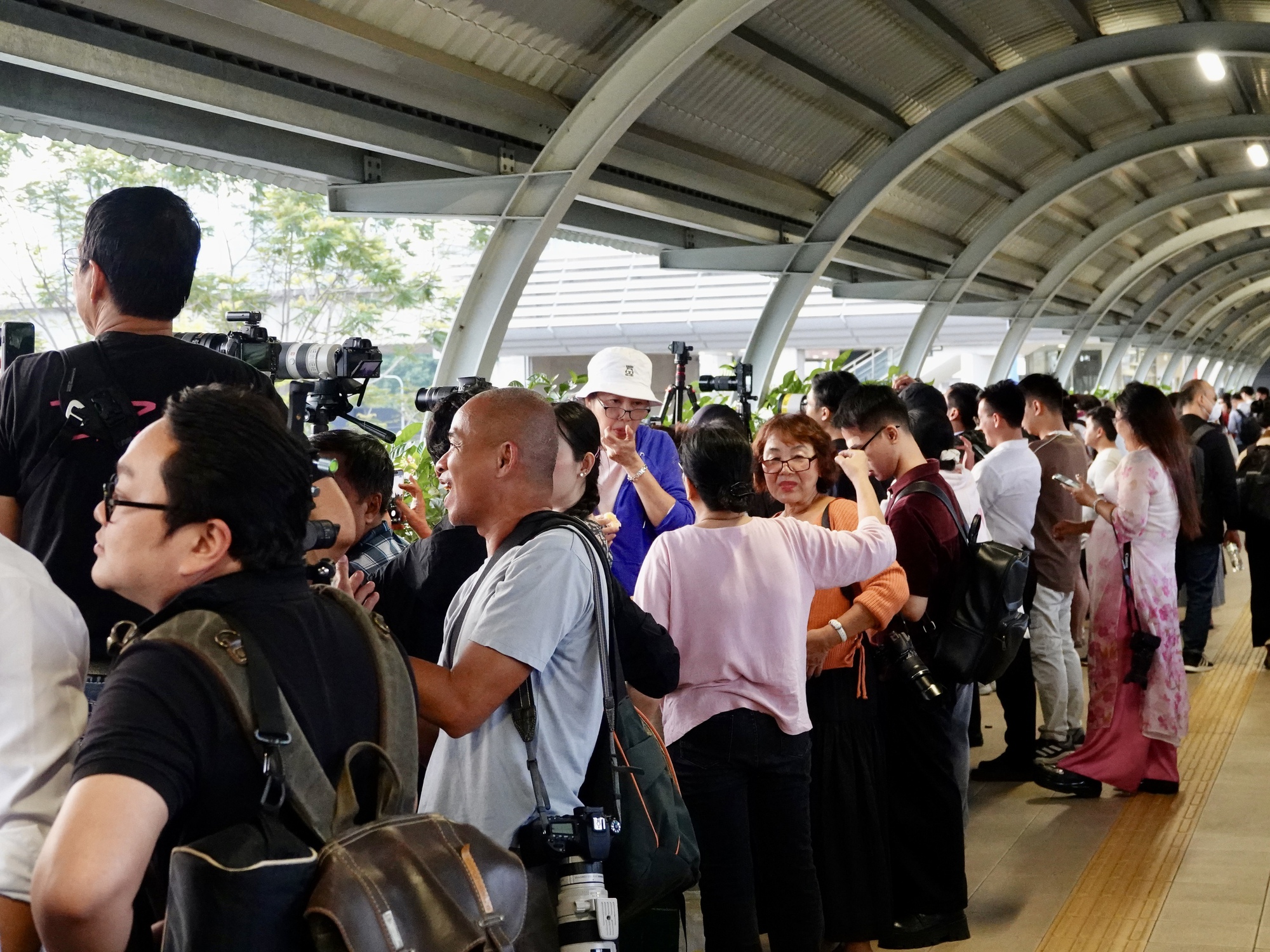 Ho&agrave;ng h&ocirc;n "độc bản" tại cầu S&agrave;i G&ograve;n: H&agrave;ng d&agrave;i người vẫn h&aacute;o hức &ldquo;săn&rdquo; khoảnh khắc chỉ k&eacute;o d&agrave;i 5 ph&uacute;t- Ảnh 4.