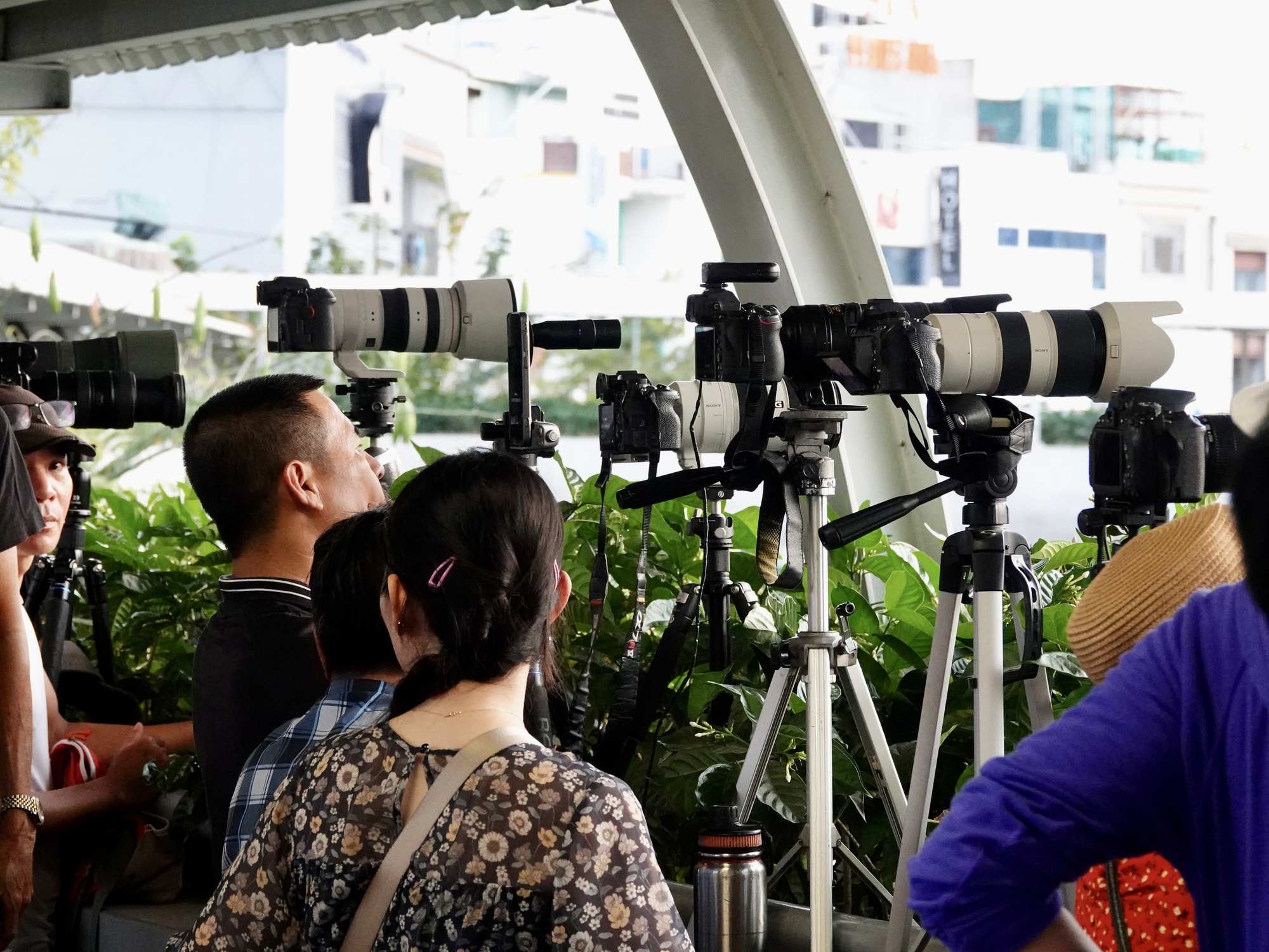 Ho&agrave;ng h&ocirc;n "độc bản" tại cầu S&agrave;i G&ograve;n: H&agrave;ng d&agrave;i người vẫn h&aacute;o hức &ldquo;săn&rdquo; khoảnh khắc chỉ k&eacute;o d&agrave;i 5 ph&uacute;t- Ảnh 3.