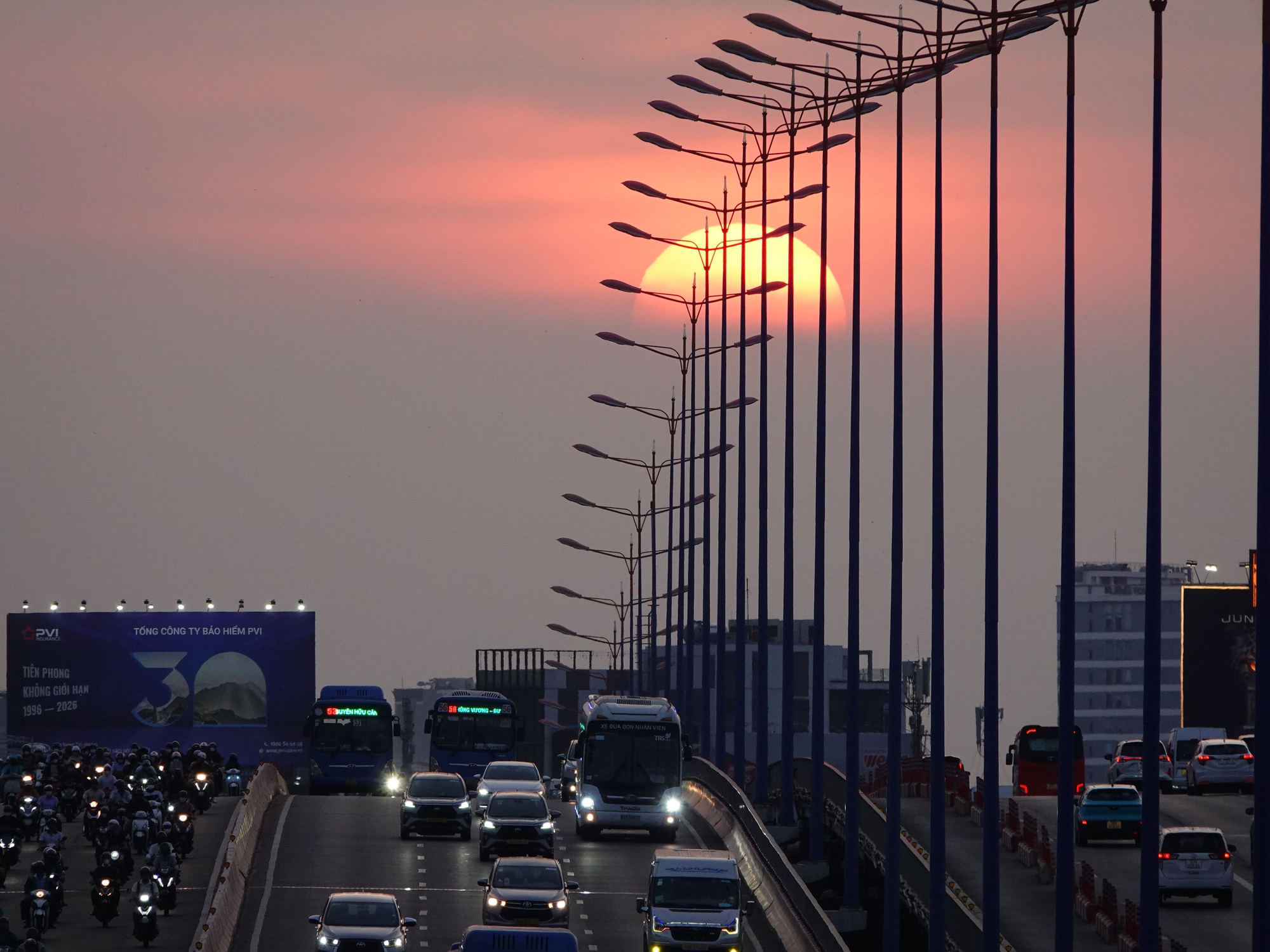 Ho&agrave;ng h&ocirc;n "độc bản" tại cầu S&agrave;i G&ograve;n: H&agrave;ng d&agrave;i người vẫn h&aacute;o hức &ldquo;săn&rdquo; khoảnh khắc chỉ k&eacute;o d&agrave;i 5 ph&uacute;t- Ảnh 1.