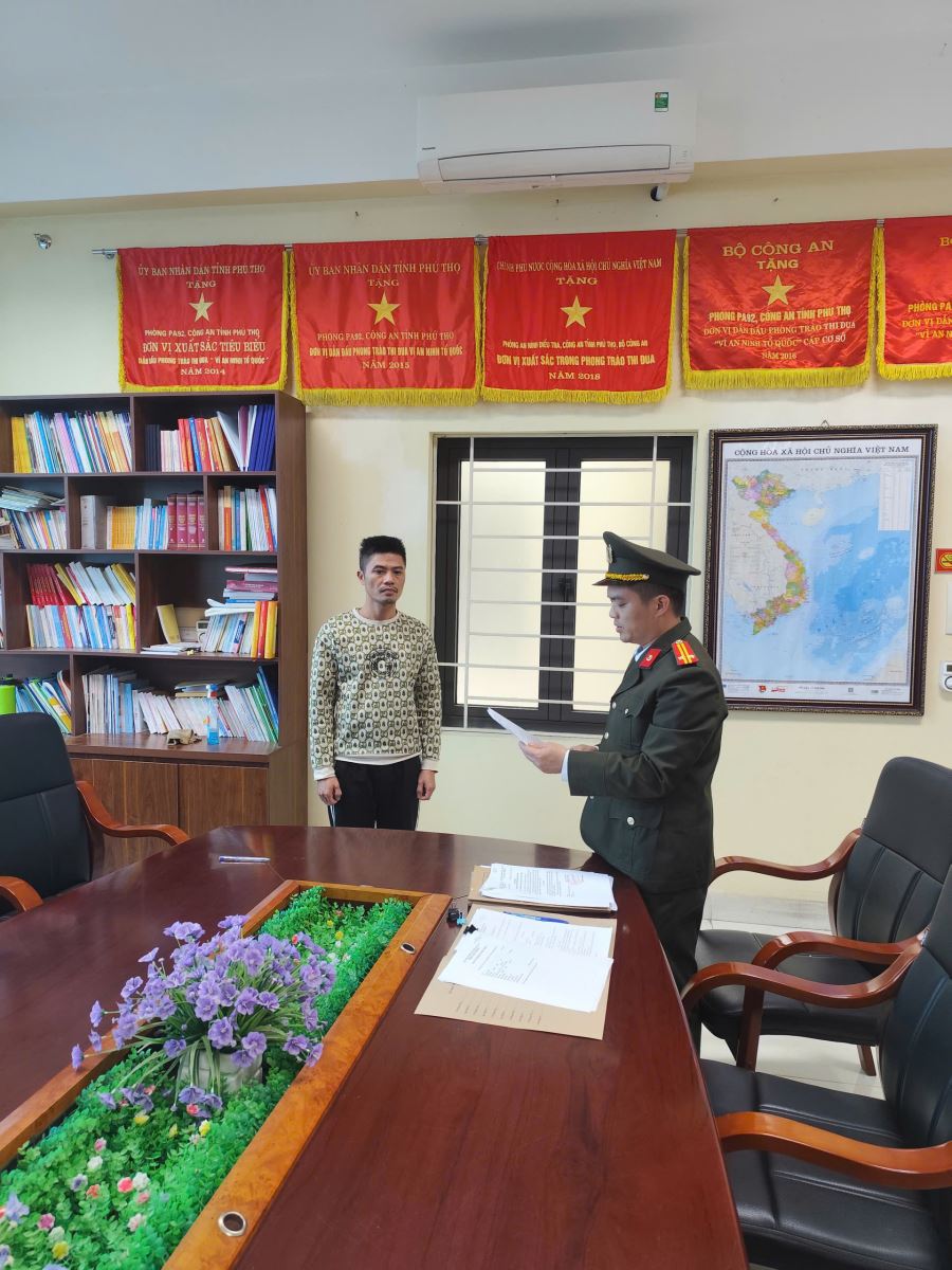 Khám xét khẩn cấp nơi làm việc của Lục Văn Hương và Trần Quốc Nghĩa, thu giữ hàng loạt giấy tờ - Ảnh 2.