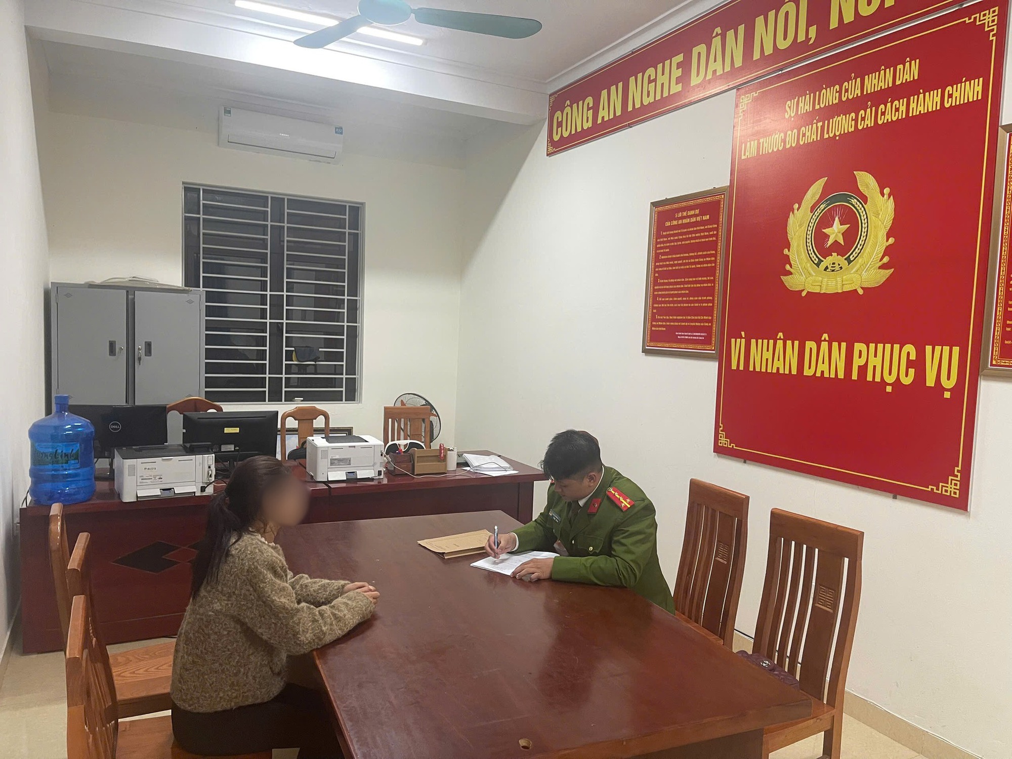 Triệu tập 2 cô gái trẻ liên quan vụ đánh người phụ nữ gục xuống đường tại Bắc Ninh - Ảnh 1. Triệu tập 2 cô gái trẻ liên quan vụ đánh người phụ nữ gục xuống đường tại Bắc Ninh - Ảnh 1.