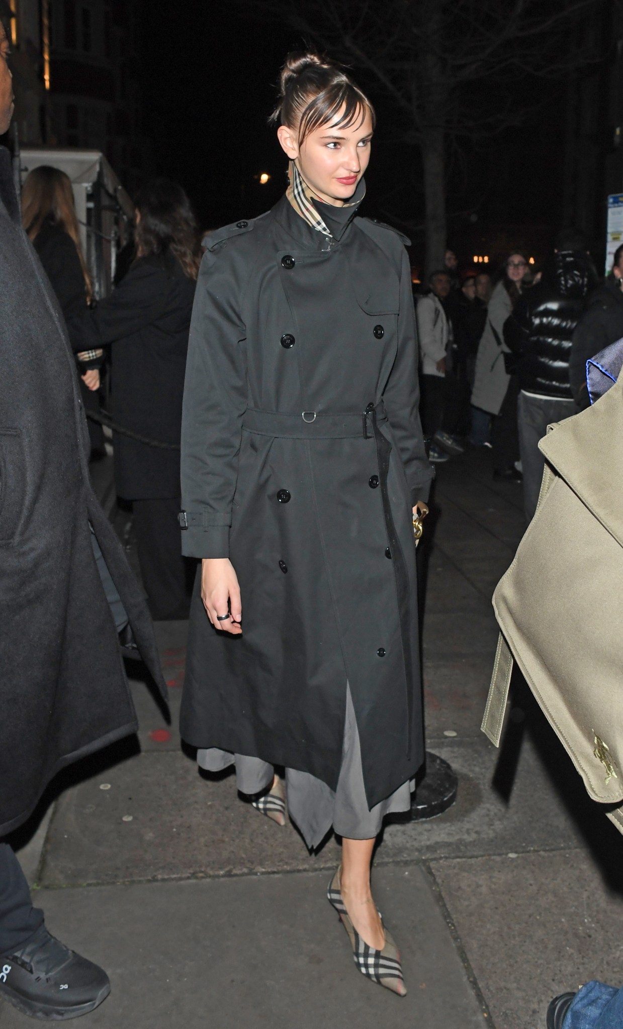 Tình cũ của cậu hai nhà Beckham vội vã "bỏ chạy" sau 20 phút vì đụng độ đàng trai và bạn gái mới - Ảnh 2. Tình cũ của cậu hai nhà Beckham vội vã "bỏ chạy" sau 20 phút vì đụng độ đàng trai và bạn gái mới - Ảnh 2.