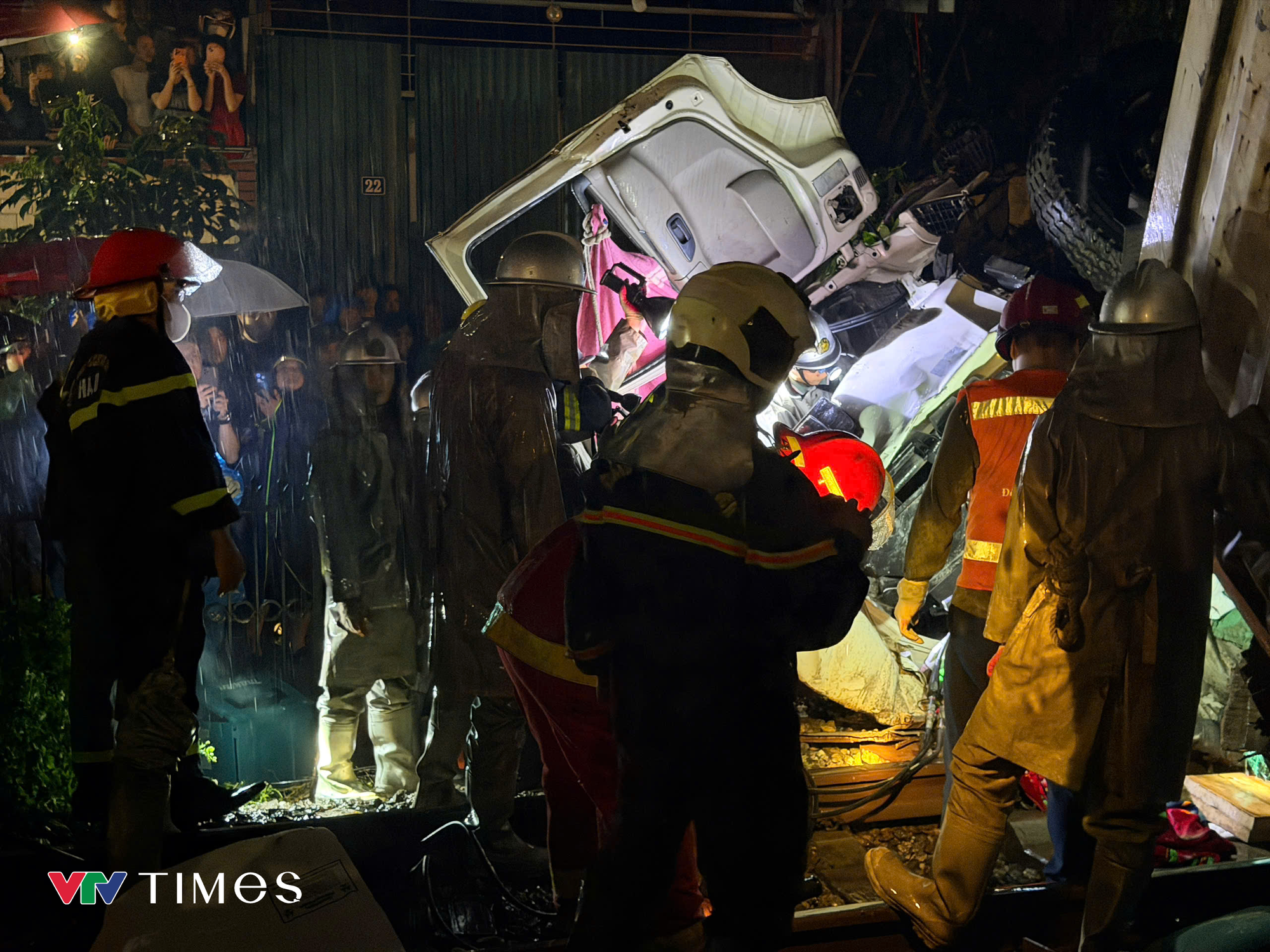 H&agrave; Nội 2026 xe tải va chạm t&agrave;u hỏa g&acirc;y tai nạn nghi&ecirc;m trọng khiến 2 người tử vong - Ảnh 5.