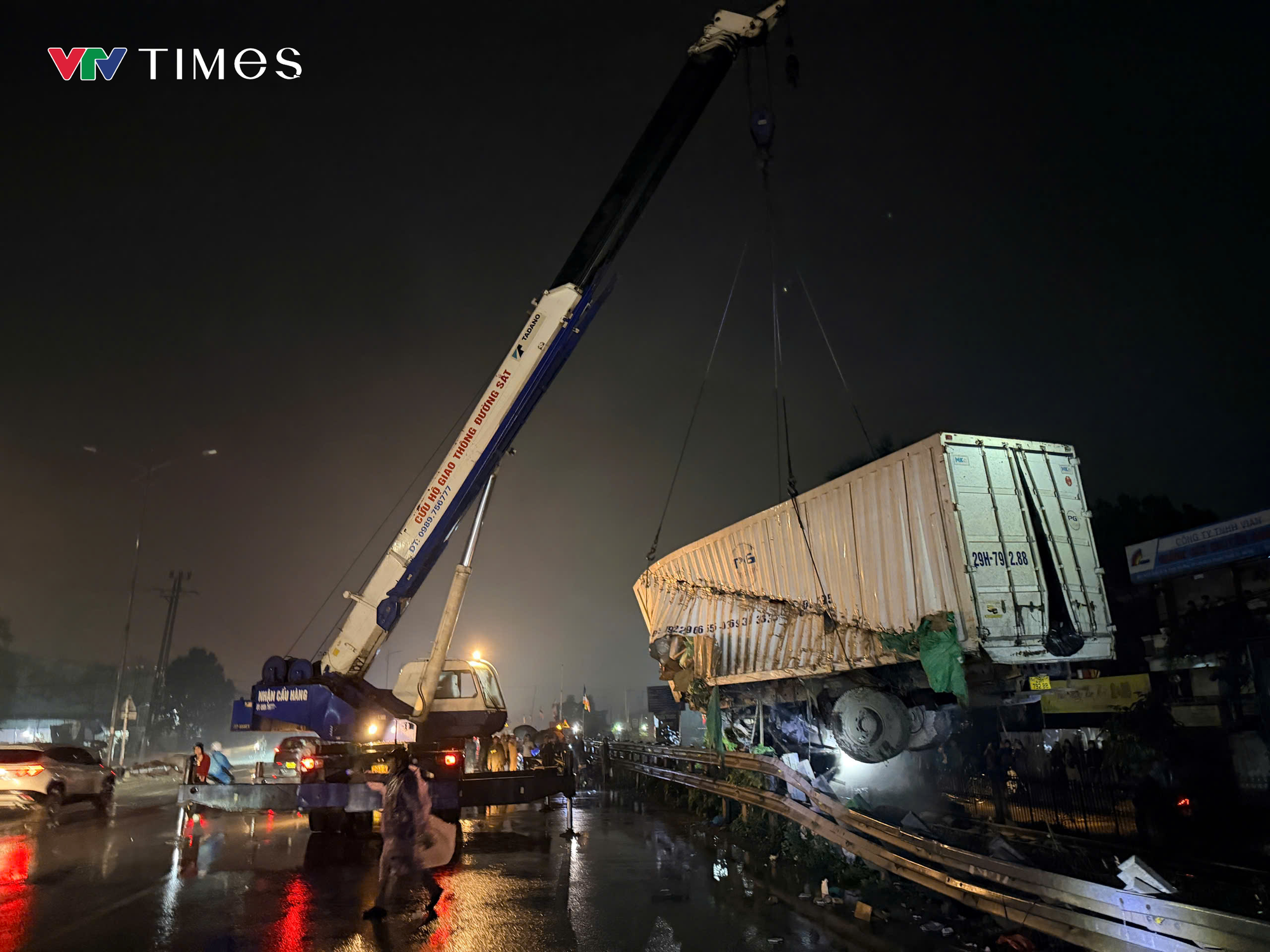 H&agrave; Nội 2026 xe tải va chạm t&agrave;u hỏa g&acirc;y tai nạn nghi&ecirc;m trọng khiến 2 người tử vong - Ảnh 3.