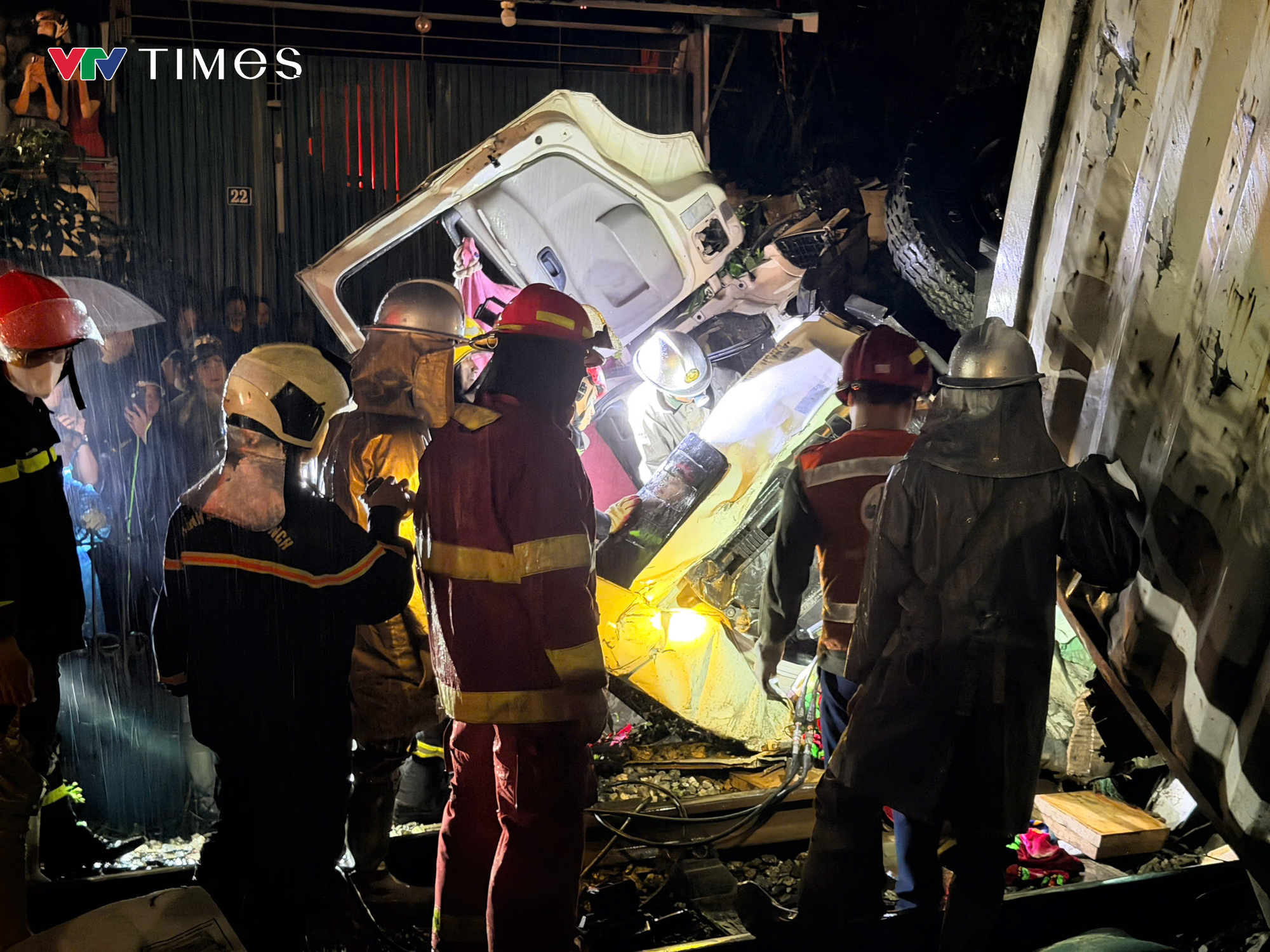 H&agrave; Nội 2026 xe tải va chạm t&agrave;u hỏa g&acirc;y tai nạn nghi&ecirc;m trọng khiến 2 người tử vong - Ảnh 4.