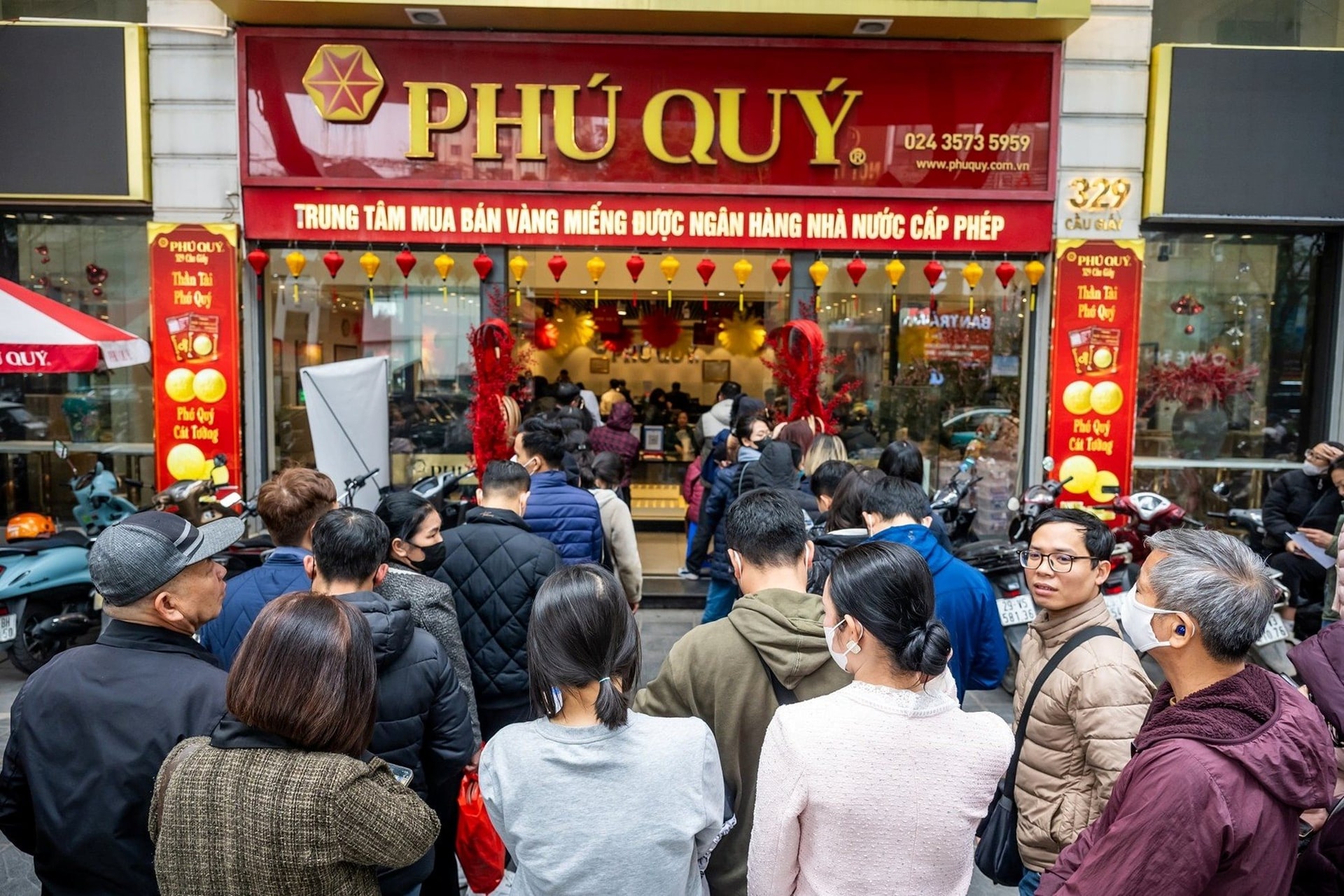 Người mua v&agrave;ng, bạc ng&agrave;y Thần t&agrave;i ch&uacute; &yacute;: Ph&uacute; Qu&yacute; ph&aacute;t th&ocirc;ng b&aacute;o 'sẵn h&agrave;ng' cho ng&agrave;y mai - Ảnh 1.