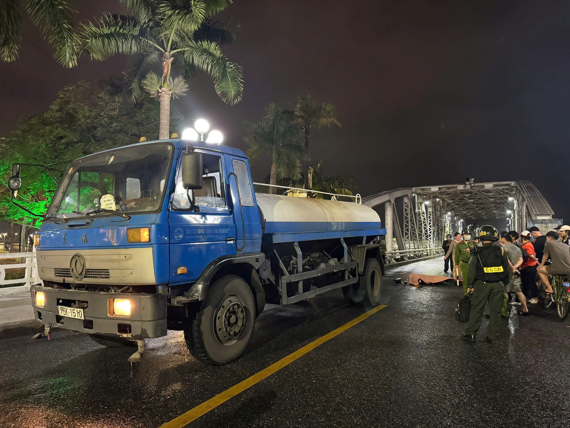 T&agrave;i nạn giao th&ocirc;ng nghi&ecirc;m trọng tại cầu Trường Tiền khiến nam thanh ni&ecirc;n mặc &aacute;o Grap tử vong - Ảnh 1.