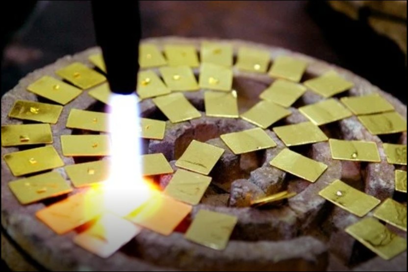 Xuất hiện loại vàng giả có khả năng "qua mặt" đèn khò, một chủ tiệm mất trắng 132 triệu đồng: Tôi đã bị lừa! - Ảnh 1.