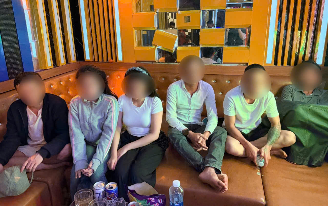 Lật tẩy bí mật phòng VIP quán karaoke ở Đà Nẵng: Sử dụng ma túy trái phép - Ảnh 2. Lật tẩy bí mật phòng VIP quán karaoke ở Đà Nẵng: Sử dụng ma túy trái phép - Ảnh 2.