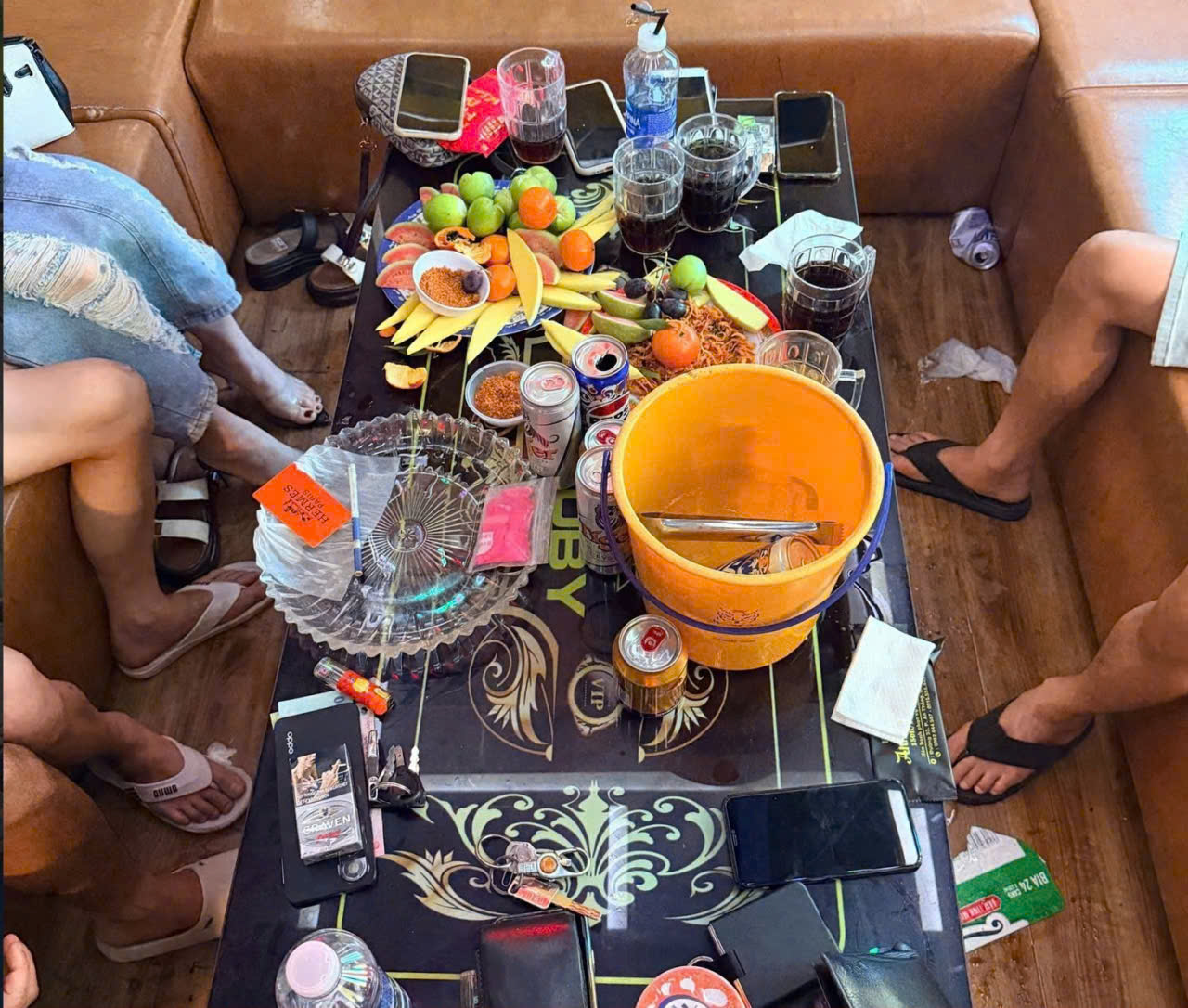 Lật tẩy bí mật phòng VIP quán karaoke ở Đà Nẵng: Sử dụng ma túy trái phép - Ảnh 1. Lật tẩy bí mật phòng VIP quán karaoke ở Đà Nẵng: Sử dụng ma túy trái phép - Ảnh 1.