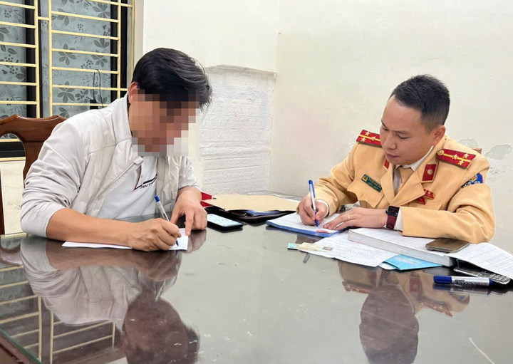 Xử phạt t&agrave;i xế cho trẻ em ngồi trước v&ocirc; lăng tại H&agrave; Nội - Ảnh 2.