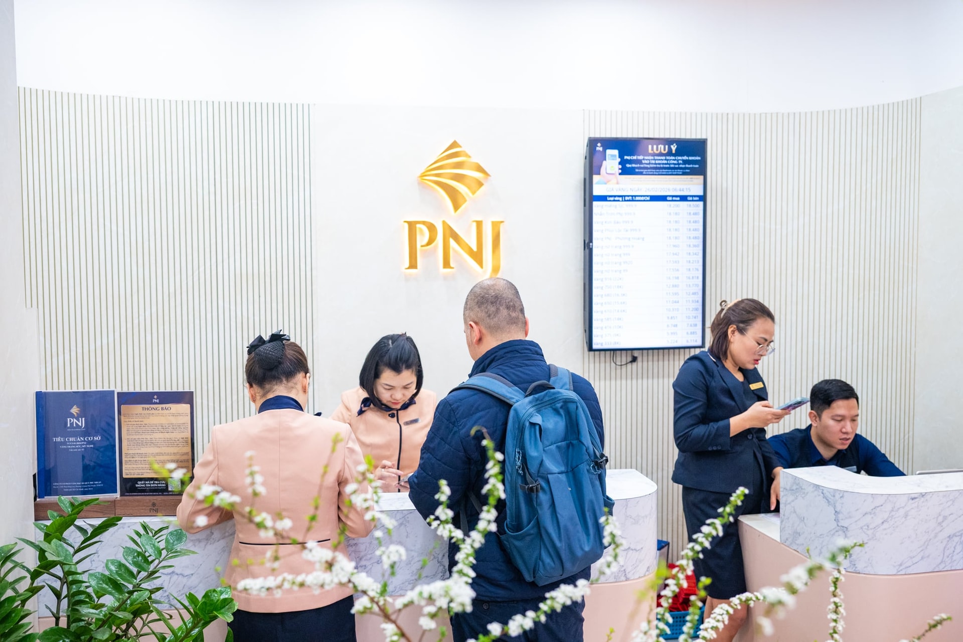 Chưa từng c&oacute;: V&agrave;ng được b&aacute;n bằng m&aacute;y tự động, đồng v&agrave;ng, bạc thỏi g&acirc;y "sốt" ng&agrave;y V&iacute;a Thần T&agrave;i - Ảnh 10.