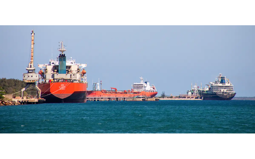 Mỹ cho ph&eacute;p tiếp tục b&aacute;n dầu của Venezuela cho Cuba  - Ảnh 1.