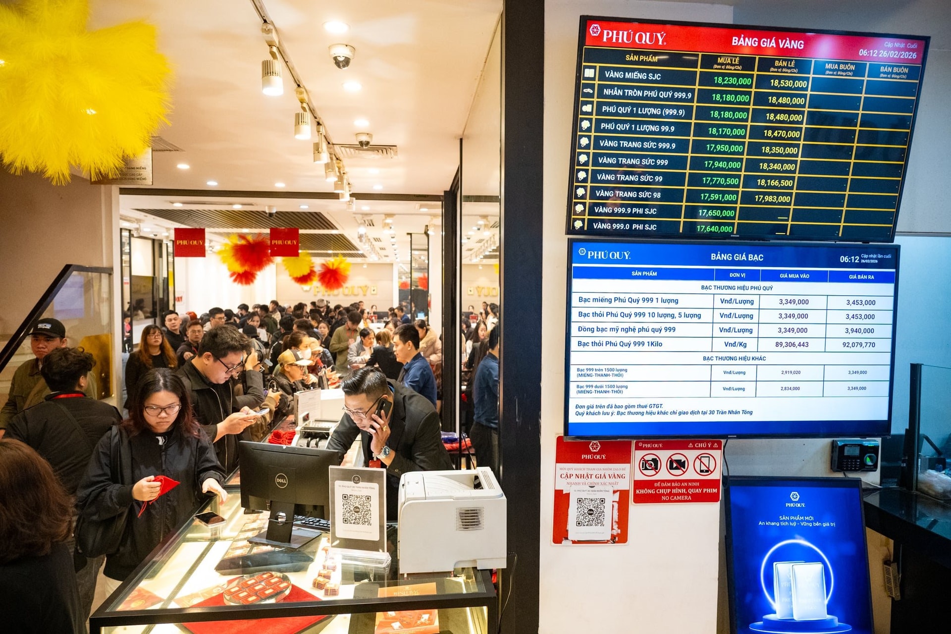 Chưa từng c&oacute;: V&agrave;ng được b&aacute;n bằng m&aacute;y tự động, đồng v&agrave;ng, bạc thỏi g&acirc;y "sốt" ng&agrave;y V&iacute;a Thần T&agrave;i - Ảnh 4.