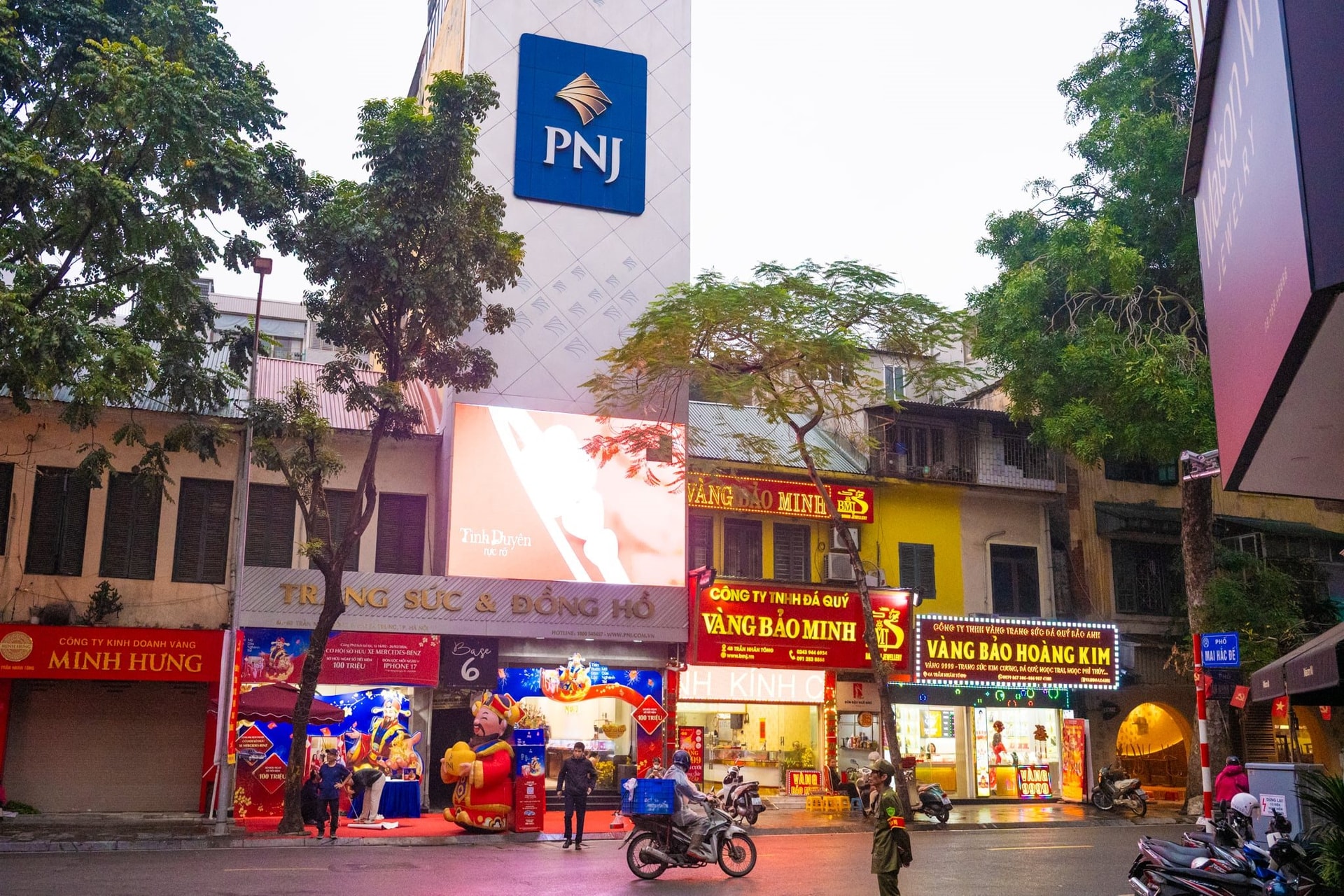 Chưa từng c&oacute;: V&agrave;ng được b&aacute;n bằng m&aacute;y tự động, đồng v&agrave;ng, bạc thỏi g&acirc;y "sốt" ng&agrave;y V&iacute;a Thần T&agrave;i - Ảnh 2.