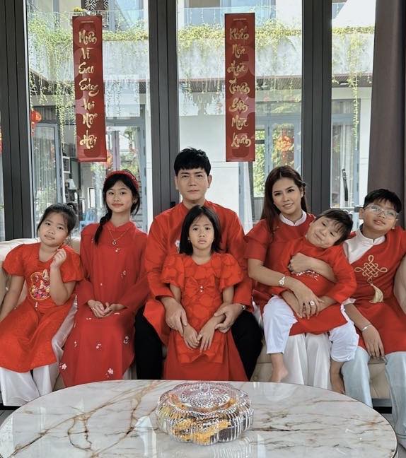 Ca sĩ được vợ tặng tượng Thần T&agrave;i bằng v&agrave;ng: 1 vợ 5 con, ch&aacute;n biệt thự 1.200 m2 liền x&acirc;y nh&agrave; phố 5 tầng - Ảnh 3.