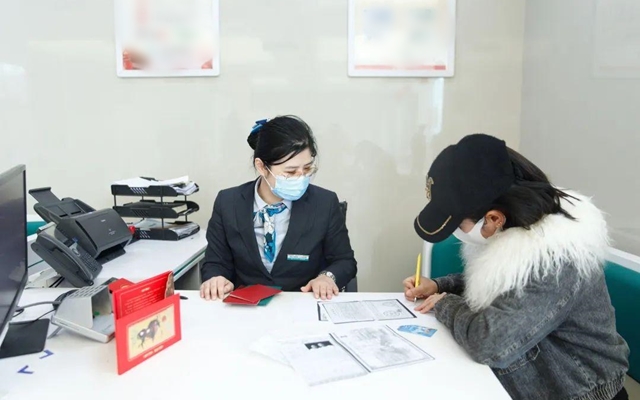 Gửi th&ecirc;m 12 triệu nữa l&agrave; c&oacute; 370 triệu mua v&agrave;ng, h&aacute;o hức vượt 1300km l&ecirc;n lại th&agrave;nh phố, ra ng&acirc;n h&agrave;ng th&igrave; nh&acirc;n vi&ecirc;n n&oacute;i: "Về nh&agrave; m&agrave; hỏi chồng chị"- Ảnh 1.