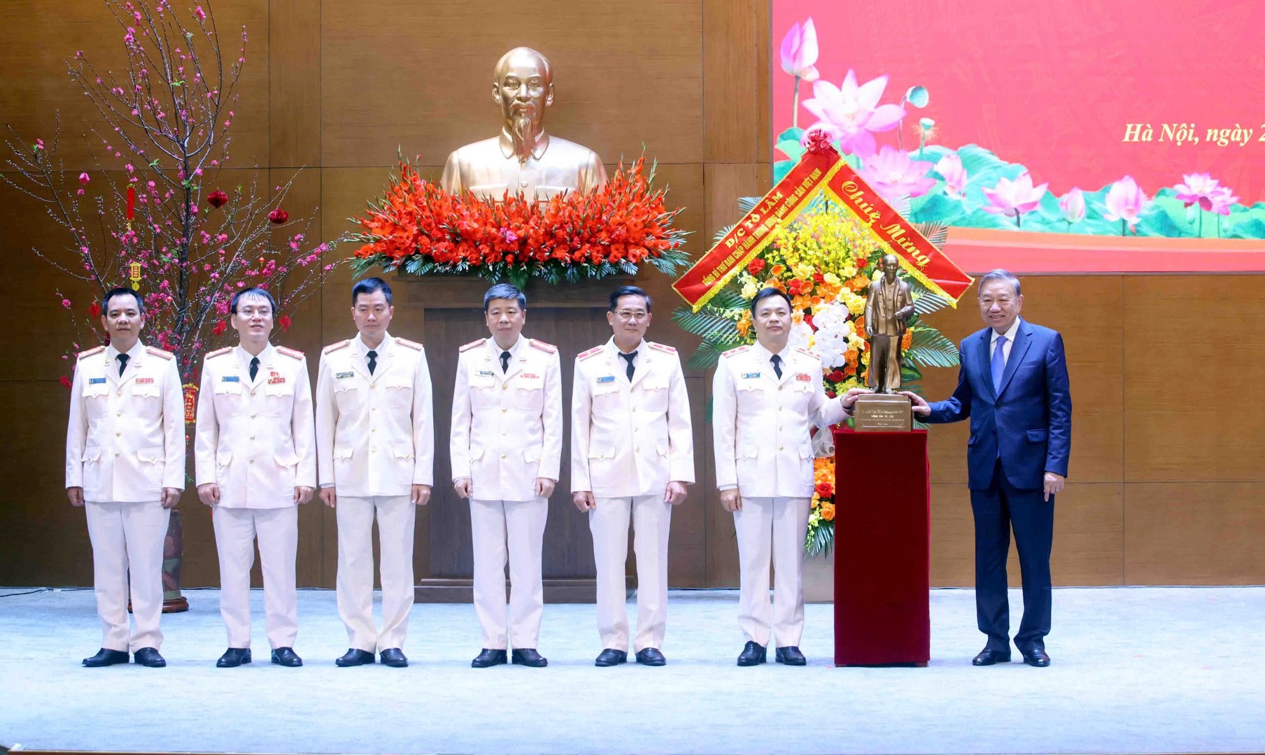 Tổng B&iacute; thư T&ocirc; L&acirc;m thăm v&agrave; ch&uacute;c Tết lực lượng An ninh điều tra năm 2026 - Ảnh 4.