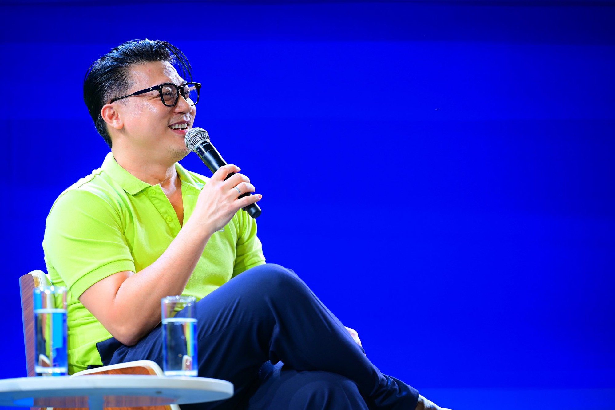 [CLIP] Văn nghệ ACB đ&atilde; ở c&aacute;i tầm! Ph&oacute; Tổng gi&aacute;m đốc Nguyễn Khắc Nguyện v&agrave; d&agrave;n sếp viral khắp MXH, vừa cất tiếng h&aacute;t đ&atilde; "nổi da g&agrave;"- Ảnh 7.