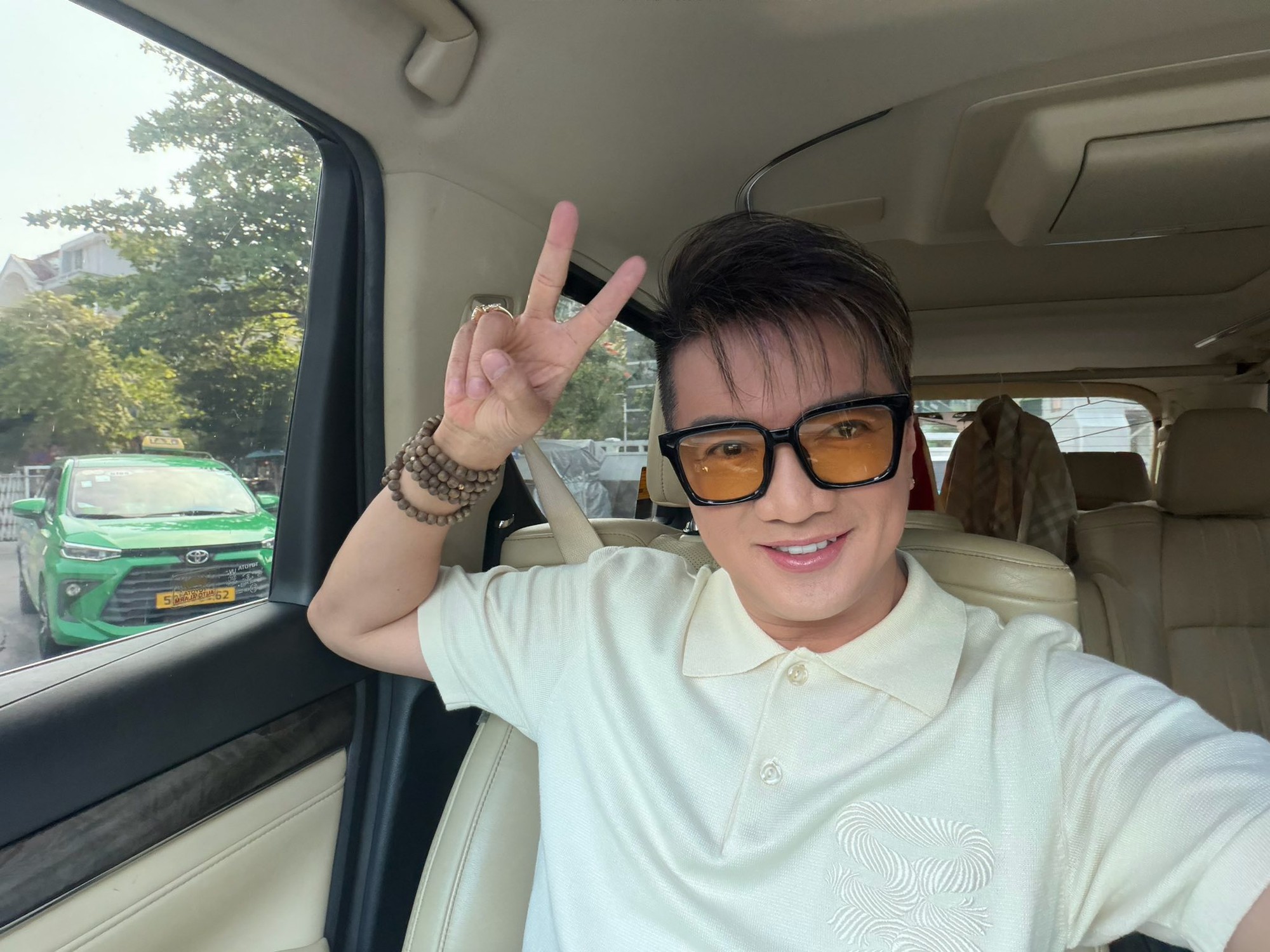 Đ&agrave;m Vĩnh Hưng: "T&ocirc;i nghĩ h&igrave;nh như m&igrave;nh l&agrave; y&ecirc;u qu&aacute;i chứ kh&ocirc;ng b&igrave;nh thường"- Ảnh 1.