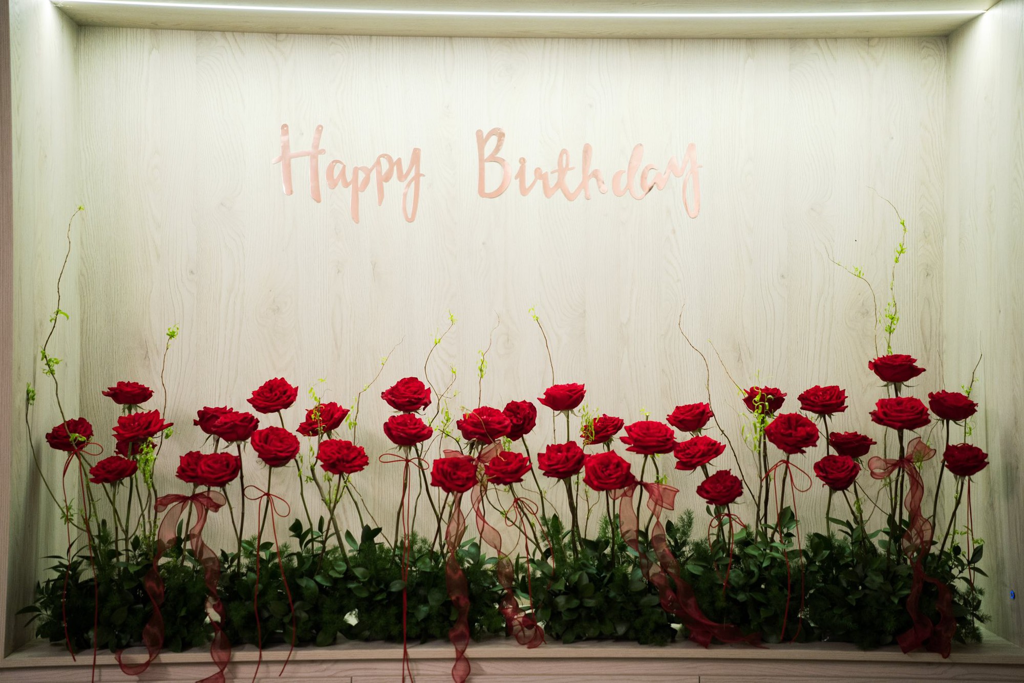 Chồng hơn 17 tuổi l&agrave;m g&igrave; m&agrave; khiến Hoa hậu Kh&aacute;nh V&acirc;n bật kh&oacute;c? - Ảnh 2.