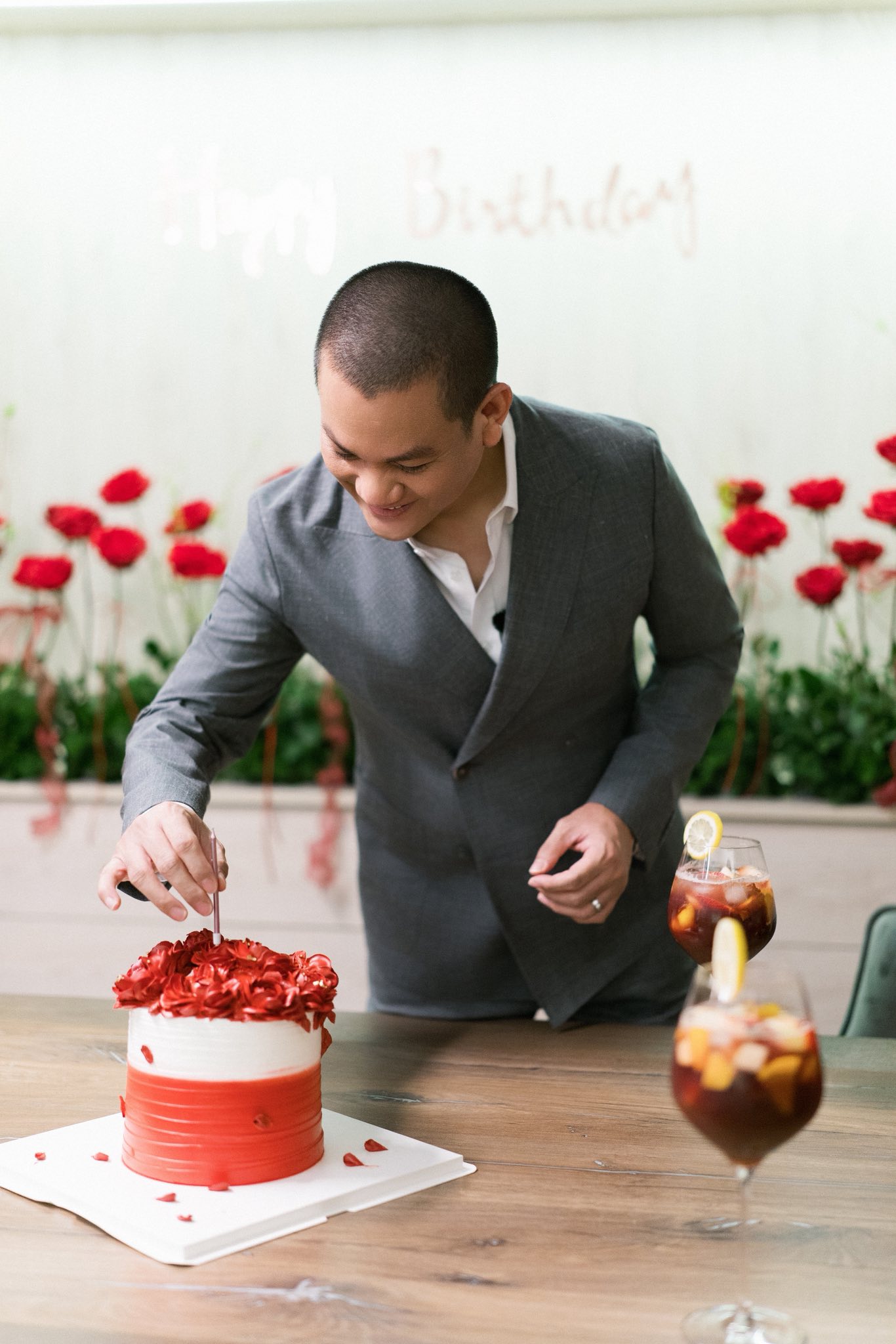 Chồng hơn 17 tuổi l&agrave;m g&igrave; m&agrave; khiến Hoa hậu Kh&aacute;nh V&acirc;n bật kh&oacute;c? - Ảnh 1.