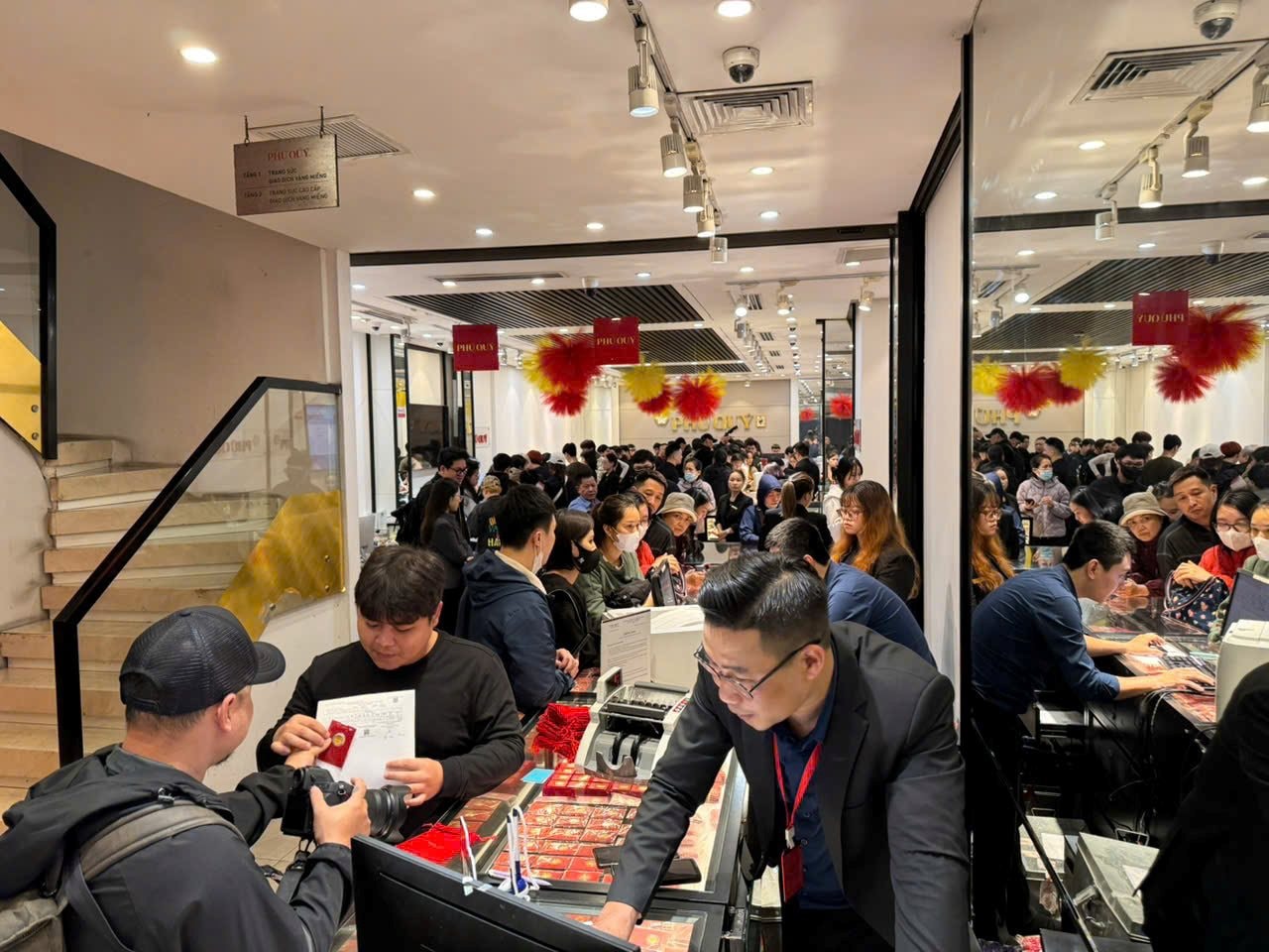 Gi&aacute; v&agrave;ng h&ocirc;m nay 26/2 tăng rất mạnh, d&ograve;ng người xếp h&agrave;ng kỷ lục! - Ảnh 6.