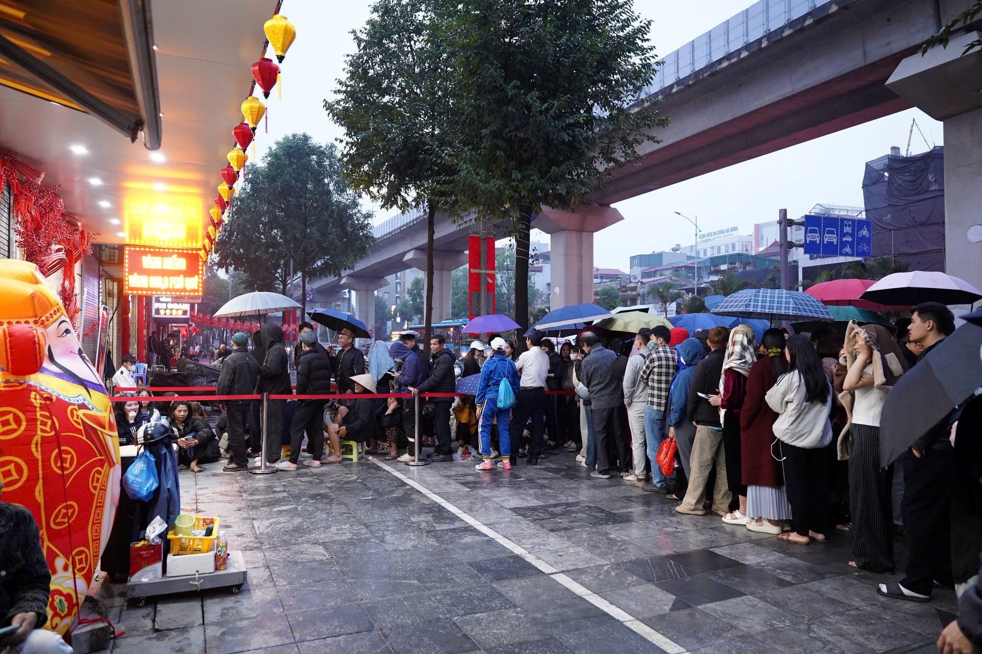 Gi&aacute; v&agrave;ng h&ocirc;m nay 26/2 tăng rất mạnh, d&ograve;ng người xếp h&agrave;ng kỷ lục! - Ảnh 4.