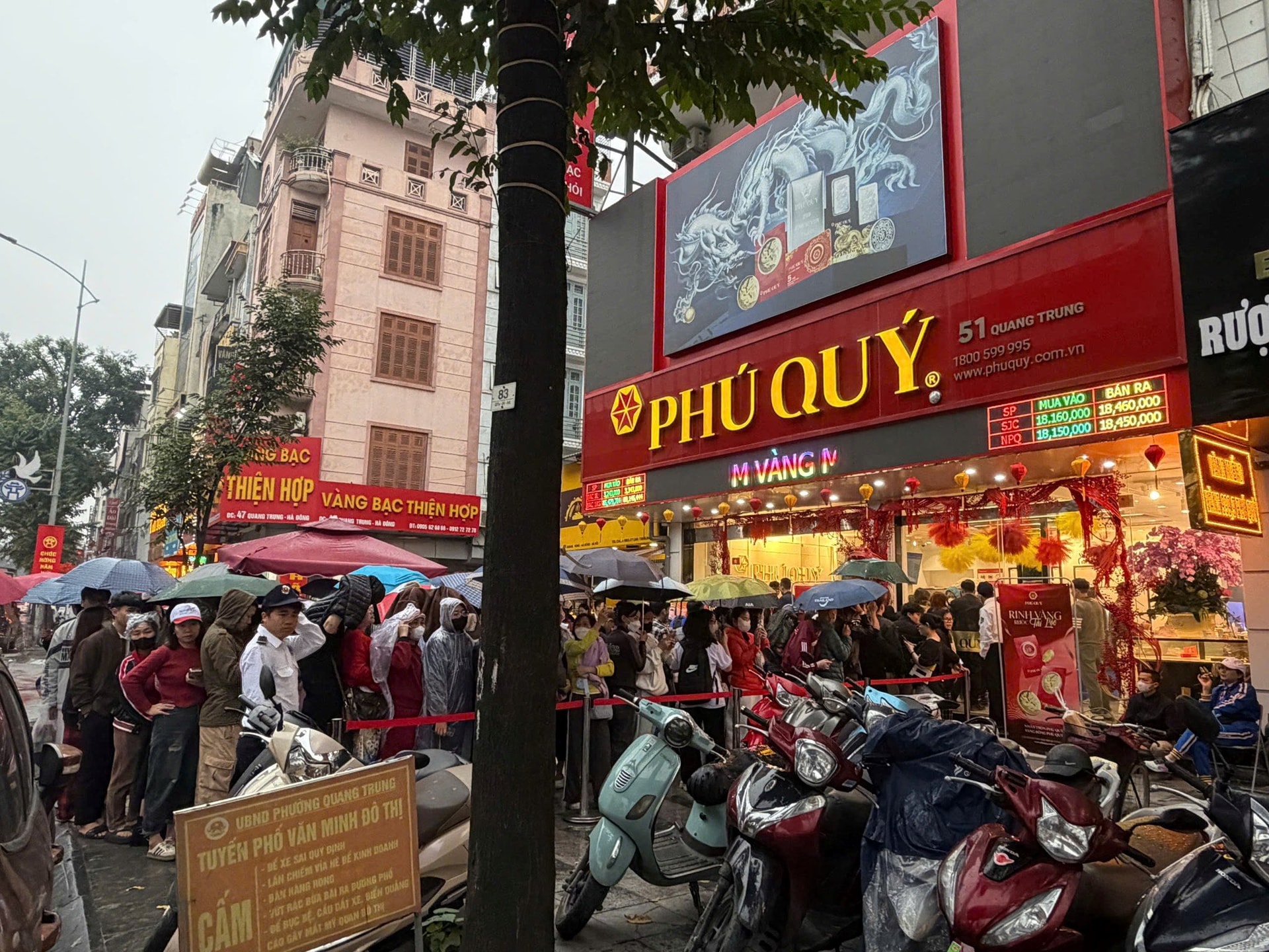 Gi&aacute; v&agrave;ng h&ocirc;m nay 26/2 tăng rất mạnh, d&ograve;ng người xếp h&agrave;ng kỷ lục! - Ảnh 3.