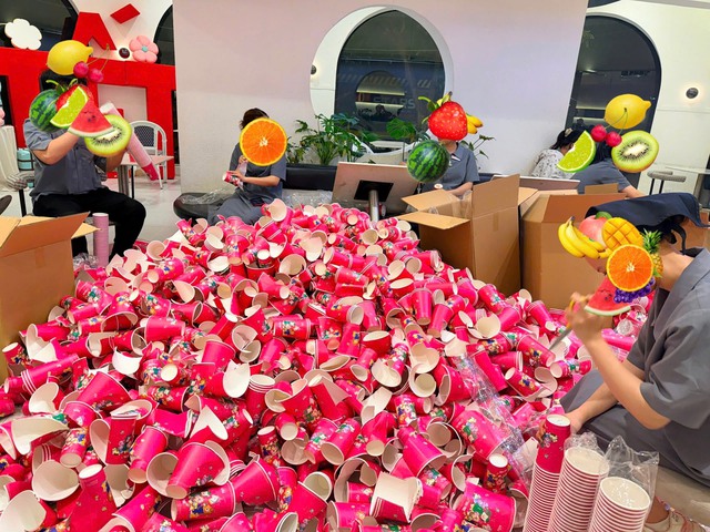 Một thương hiệu tr&agrave; sữa huỷ hơn 10.000 cốc giấy v&igrave; vi phạm bản quyền h&igrave;nh ảnh của Nh&agrave; s&aacute;ch Phương Nam - Ảnh 1.