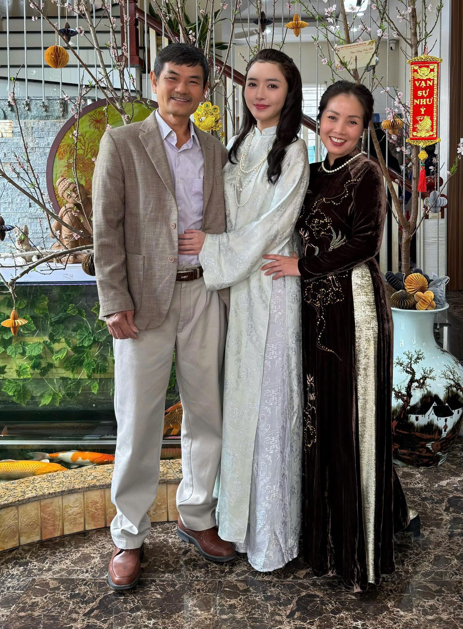 Cặp chị - em Vbiz b&iacute; mật hẹn h&ograve; nhưng cả nước ai cũng biết, gia đ&igrave;nh l&agrave;m lộ chuyện đ&atilde;i cưới 2000 kh&aacute;ch?- Ảnh 2.