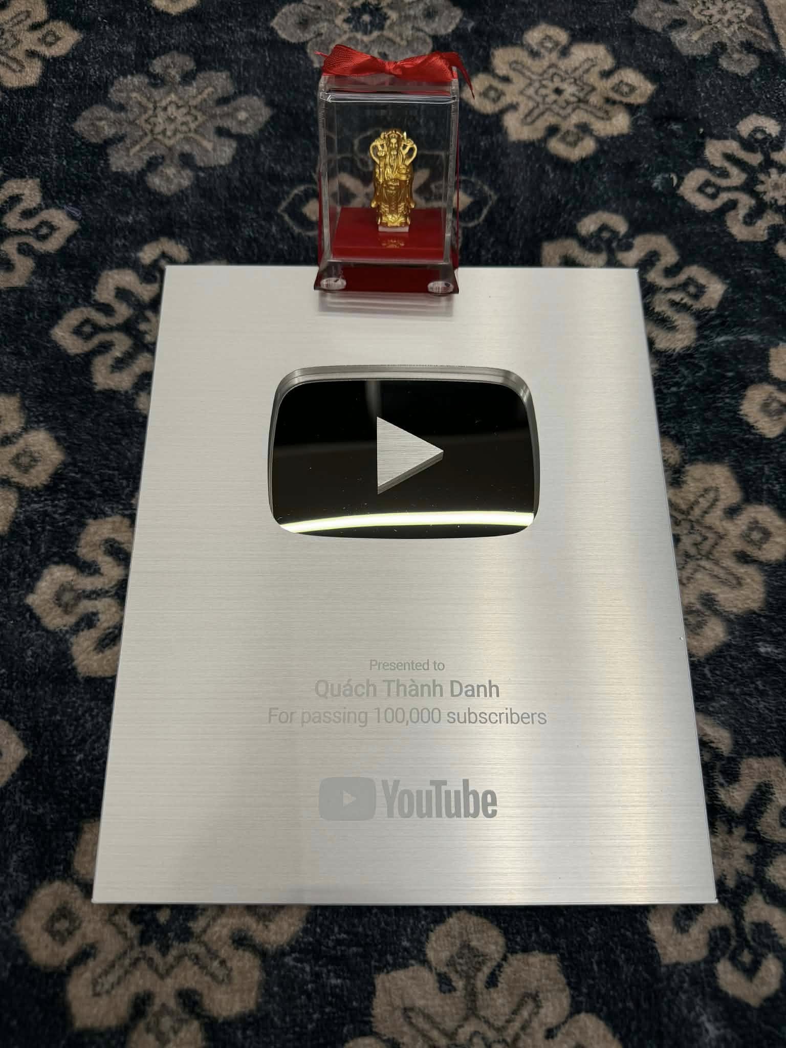 Ca sĩ được vợ tặng tượng Thần T&agrave;i bằng v&agrave;ng: 1 vợ 5 con, ch&aacute;n biệt thự 1.200 m2 liền x&acirc;y nh&agrave; phố 5 tầng - Ảnh 1.