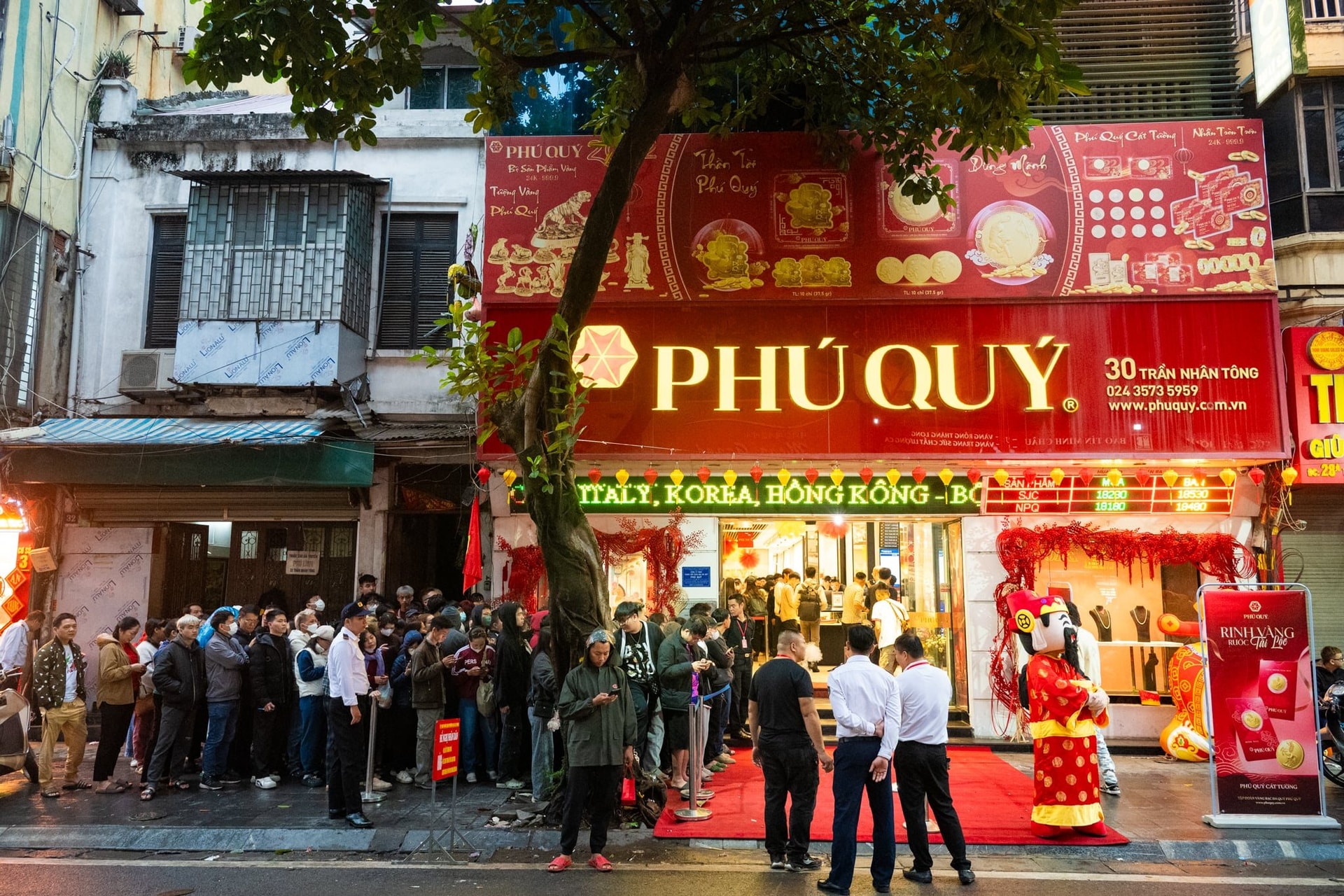 Chưa từng c&oacute;: V&agrave;ng được b&aacute;n bằng m&aacute;y tự động, đồng v&agrave;ng, bạc thỏi g&acirc;y "sốt" ng&agrave;y V&iacute;a Thần T&agrave;i - Ảnh 3.