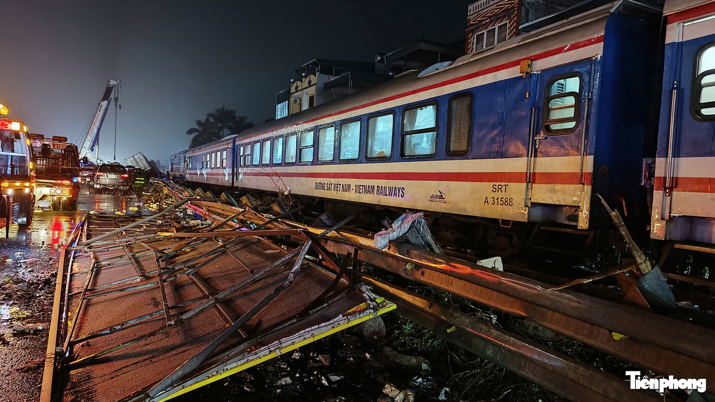 Th&ocirc;ng tin mới nhất vụ t&agrave;u hỏa đ&acirc;m xe tải tại H&agrave; Nội tối 25 / 2 - Ảnh 1.