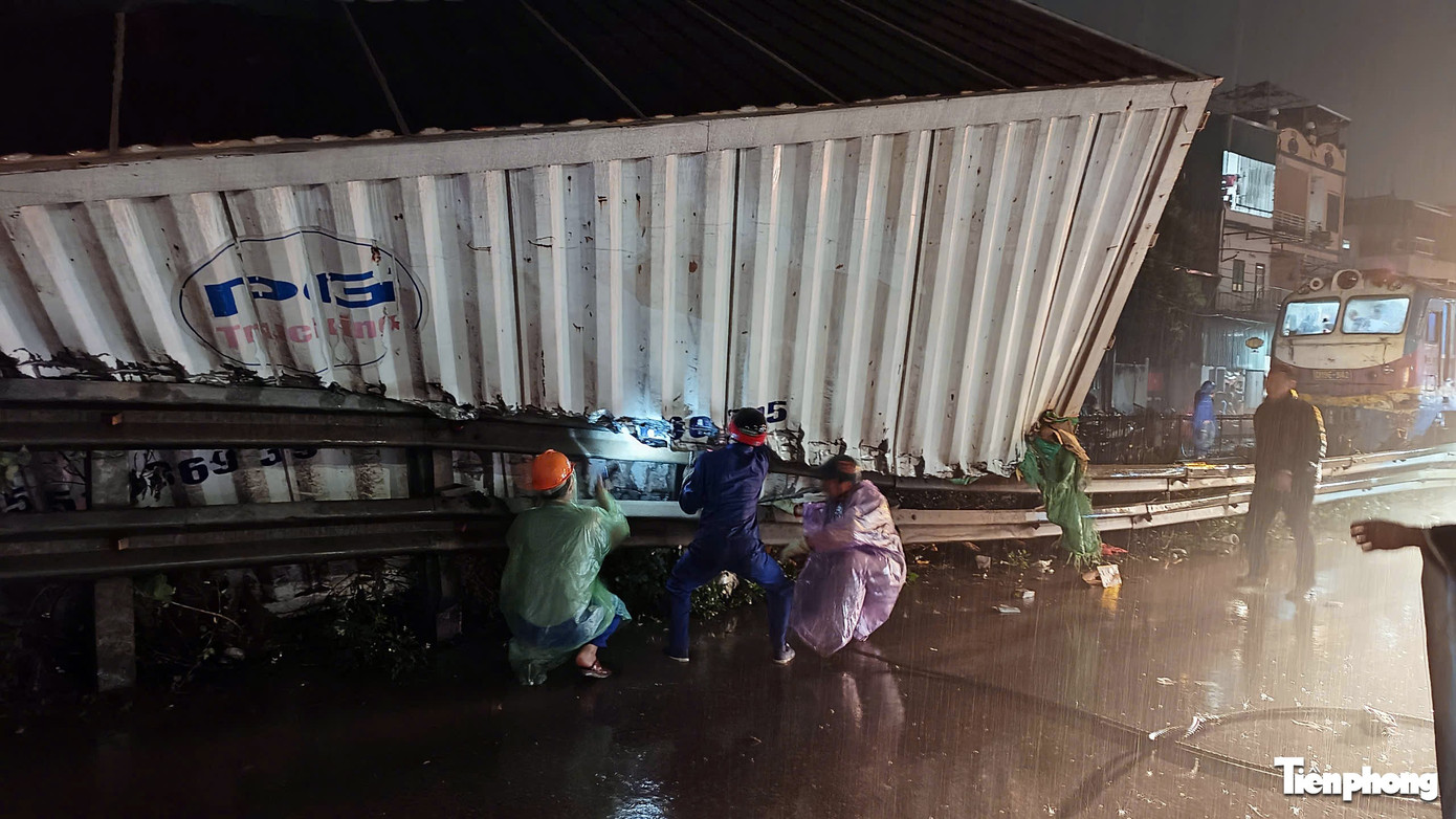 Th&ocirc;ng tin mới nhất vụ t&agrave;u hỏa đ&acirc;m xe tải tại H&agrave; Nội tối 25 / 2 - Ảnh 4.