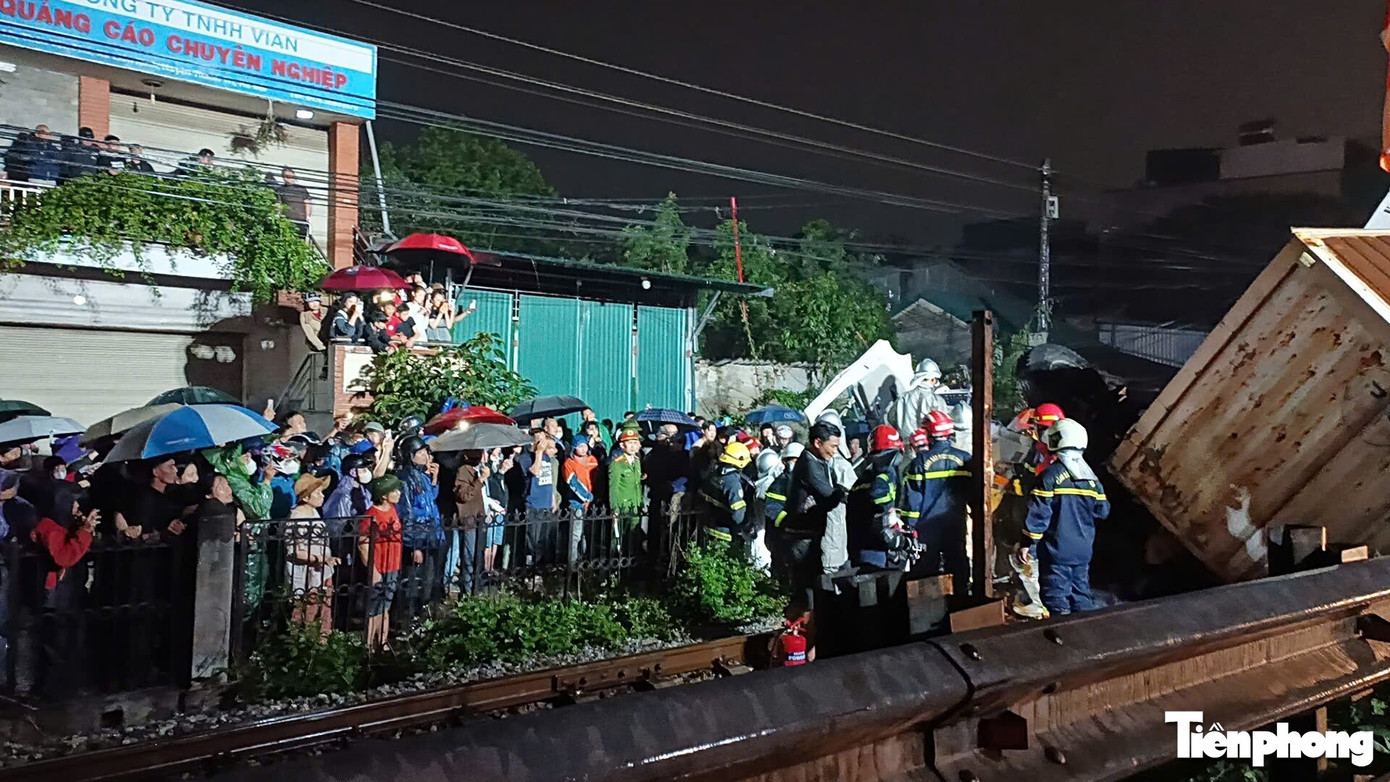 Th&ocirc;ng tin mới nhất vụ t&agrave;u hỏa đ&acirc;m xe tải tại H&agrave; Nội tối 25 / 2 - Ảnh 5.