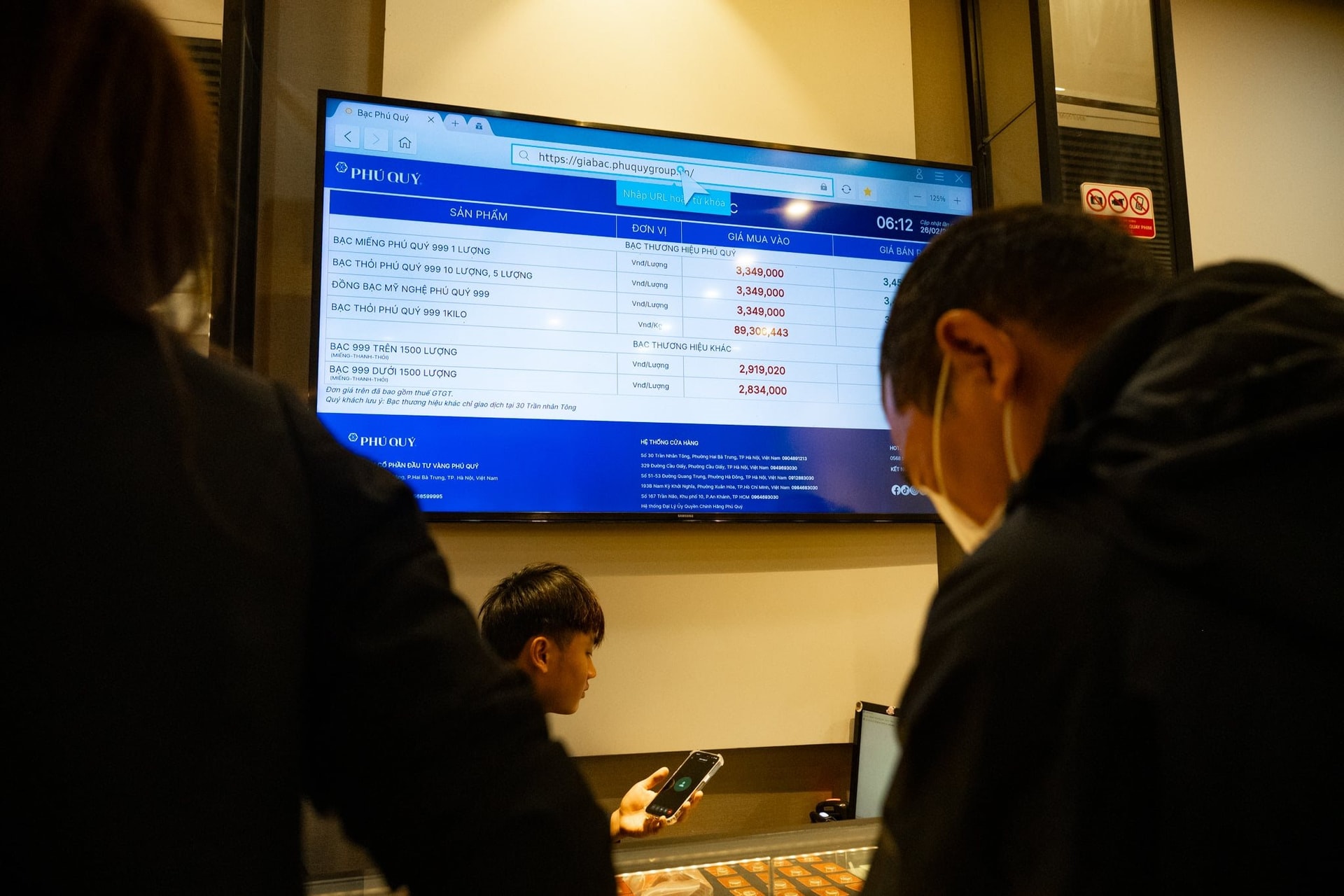 Chưa từng c&oacute;: V&agrave;ng được b&aacute;n bằng m&aacute;y tự động, đồng v&agrave;ng, bạc thỏi g&acirc;y "sốt" ng&agrave;y V&iacute;a Thần T&agrave;i - Ảnh 5.