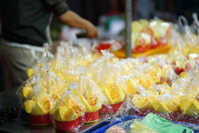 Chợ &ldquo;nh&agrave; gi&agrave;u&rdquo; của người Hoa s&aacute;ng v&iacute;a Thần T&agrave;i: Kh&ocirc;ng phải v&agrave;ng hay c&aacute; l&oacute;c, người d&acirc;n nườm nượp xếp h&agrave;ng mua một loại b&aacute;nh "đại ph&aacute;t đại t&agrave;i"- Ảnh 3.