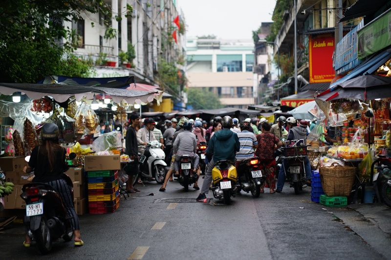 Chợ &ldquo;nh&agrave; gi&agrave;u&rdquo; của người Hoa s&aacute;ng v&iacute;a Thần T&agrave;i: Kh&ocirc;ng phải v&agrave;ng hay c&aacute; l&oacute;c, người d&acirc;n nườm nượp xếp h&agrave;ng mua một loại b&aacute;nh "đại ph&aacute;t đại t&agrave;i"- Ảnh 1.
