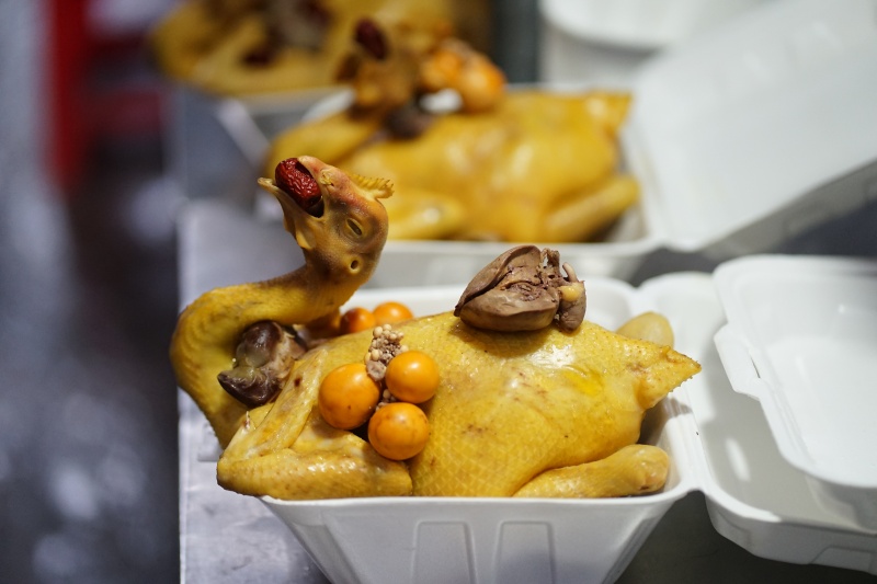 Chợ &ldquo;nh&agrave; gi&agrave;u&rdquo; của người Hoa s&aacute;ng v&iacute;a Thần T&agrave;i: Kh&ocirc;ng phải v&agrave;ng hay c&aacute; l&oacute;c, người d&acirc;n nườm nượp xếp h&agrave;ng mua một loại b&aacute;nh "đại ph&aacute;t đại t&agrave;i"- Ảnh 8.